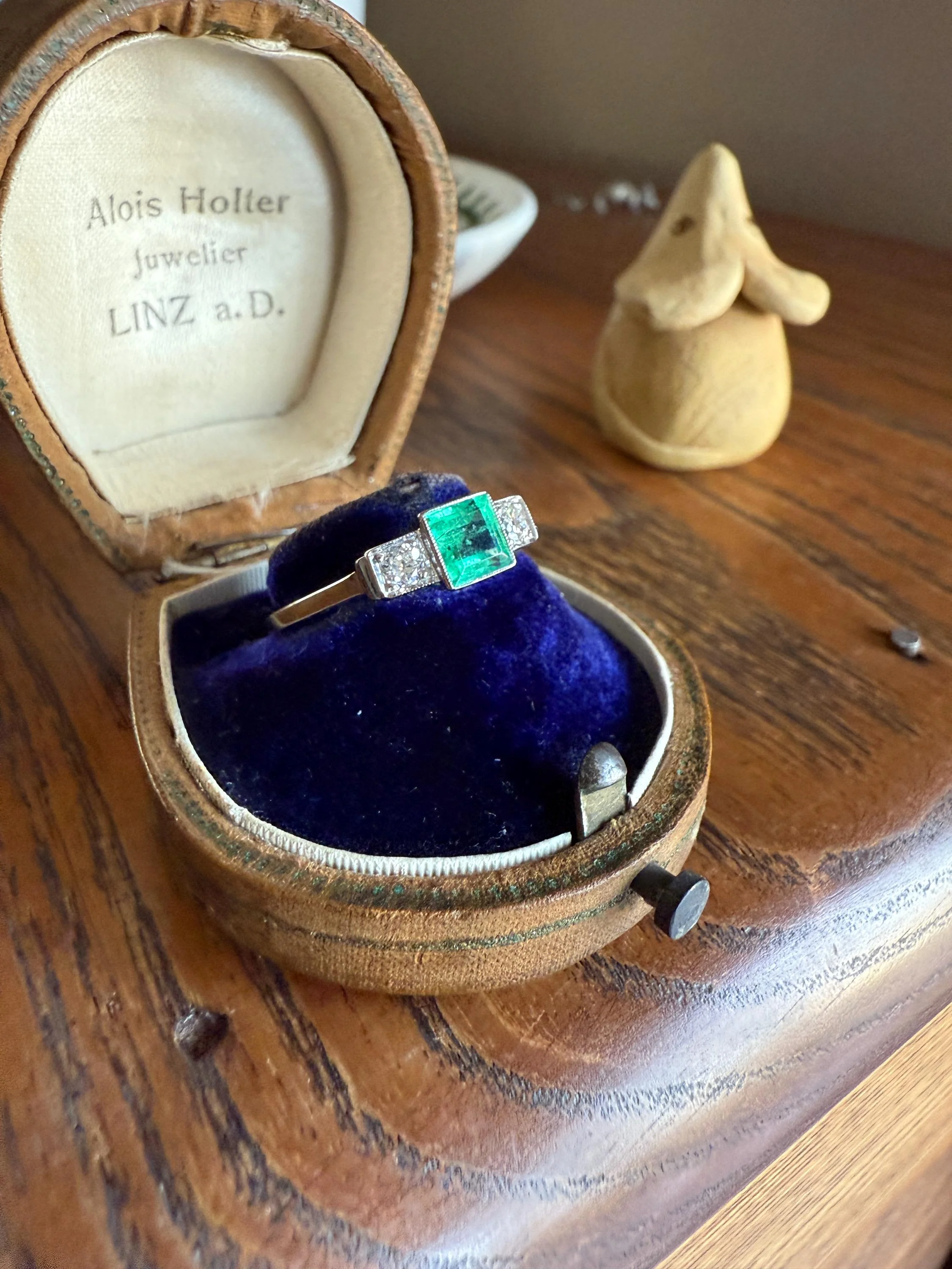 Art Deco Natural EMERALD Old Mine Cut DIAMOND Three Stone Ring 18k White Gold Band Green Milgrain Trinity Ornate Filigree - Image 15