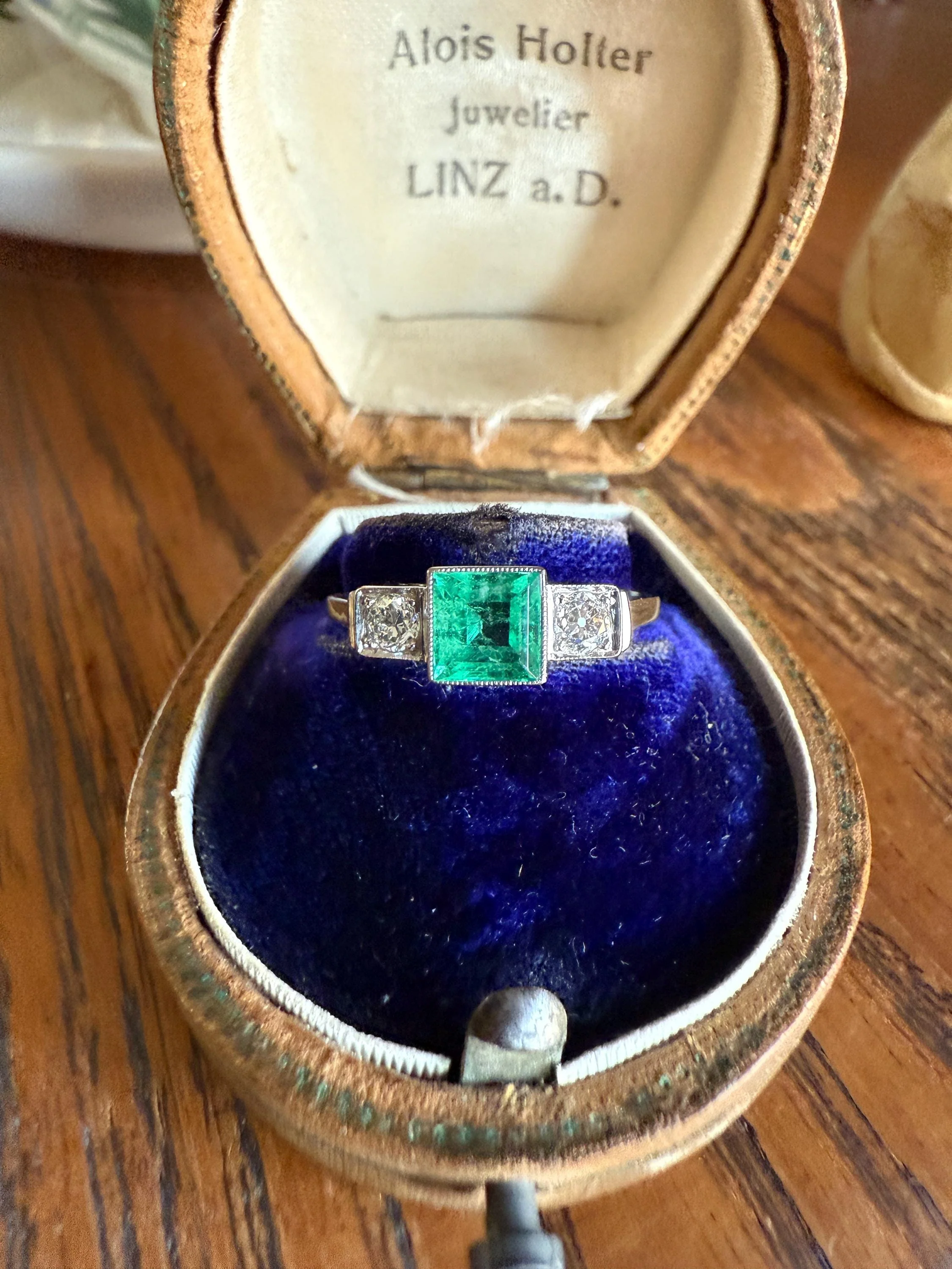 Art Deco Natural EMERALD Old Mine Cut DIAMOND Three Stone Ring 18k White Gold Band Green Milgrain Trinity Ornate Filigree - Image 4