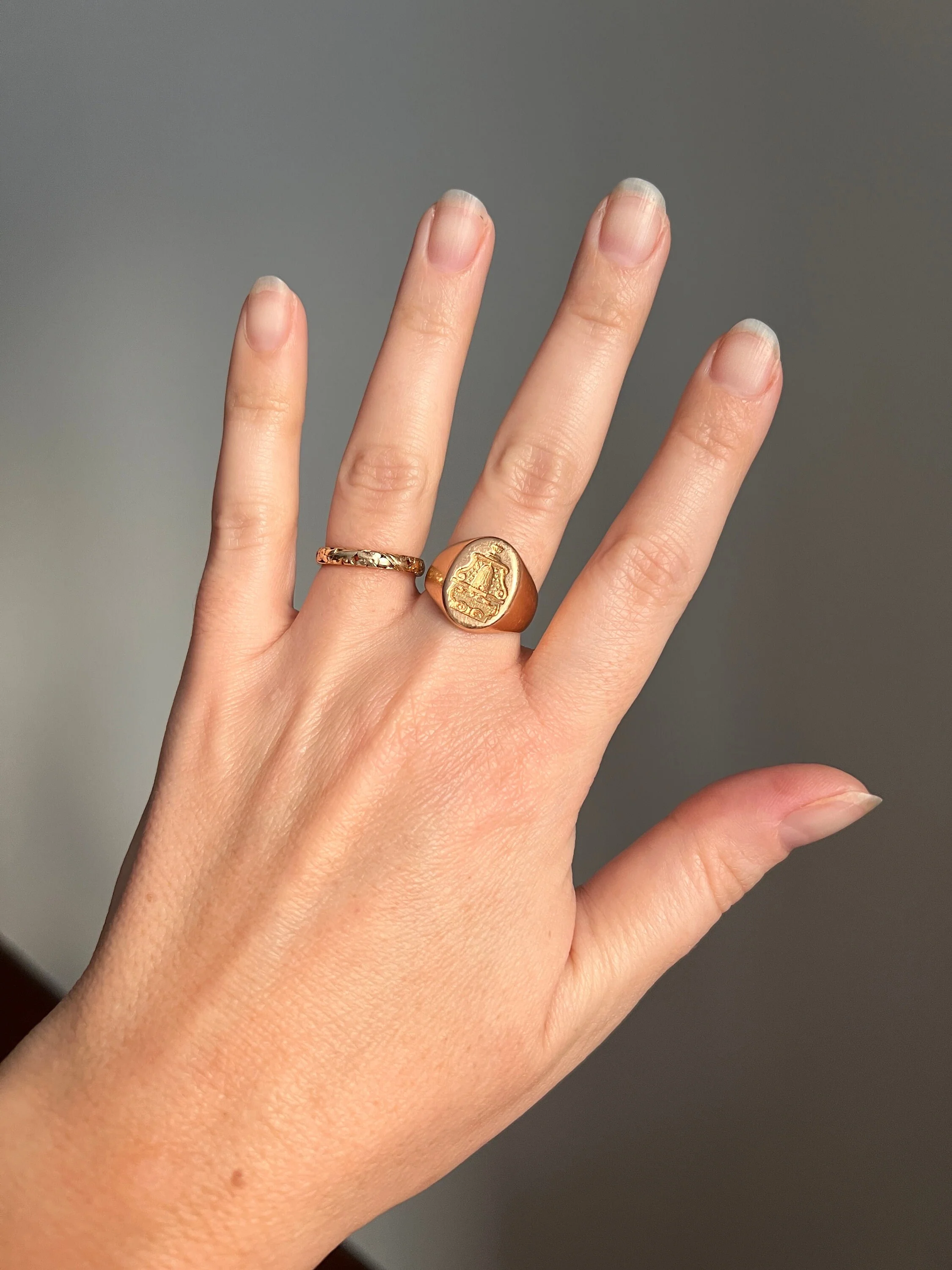 BEEHIVE French Antique Trudon Family Crest Coat of Arms Chunky French SIGNET Ring 9.8g 18k Gold - Image 2