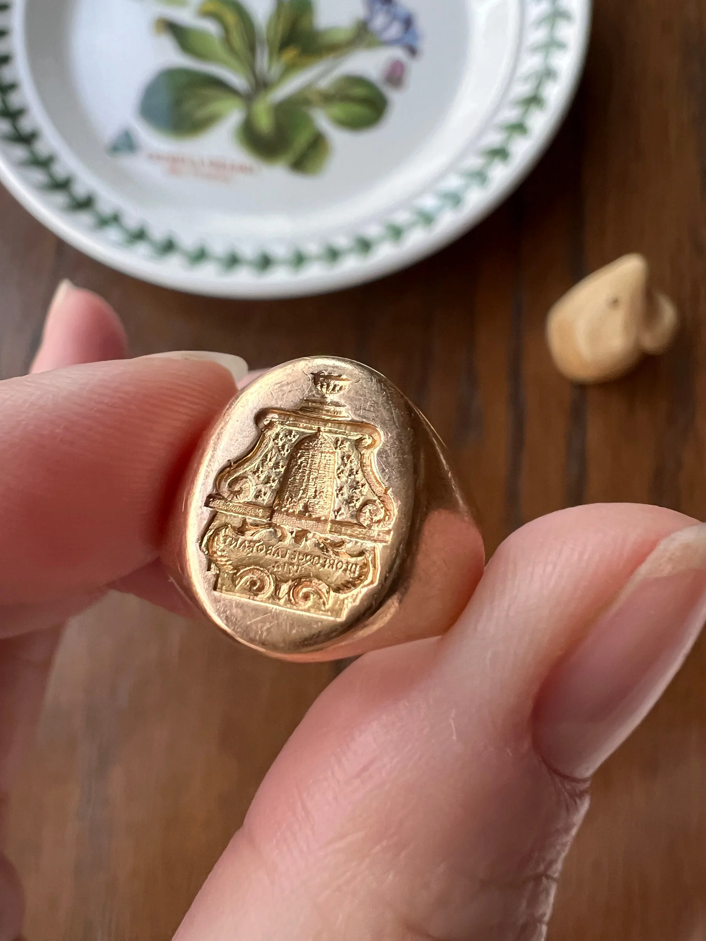 BEEHIVE French Antique Trudon Family Crest Coat of Arms Chunky French SIGNET Ring 9.8g 18k Gold - Image 3