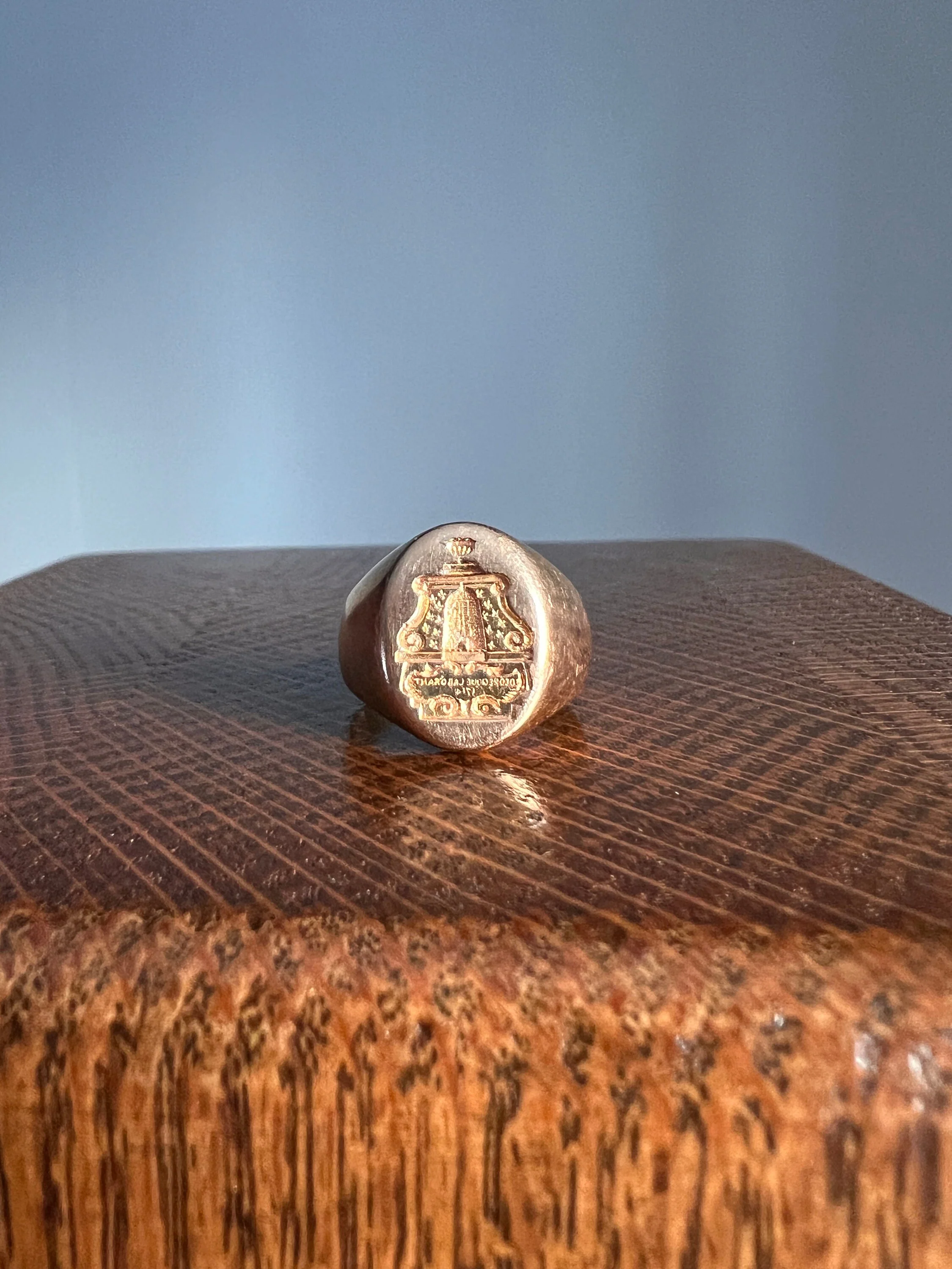 BEEHIVE French Antique Trudon Family Crest Coat of Arms Chunky French SIGNET Ring 9.8g 18k Gold - Image 5