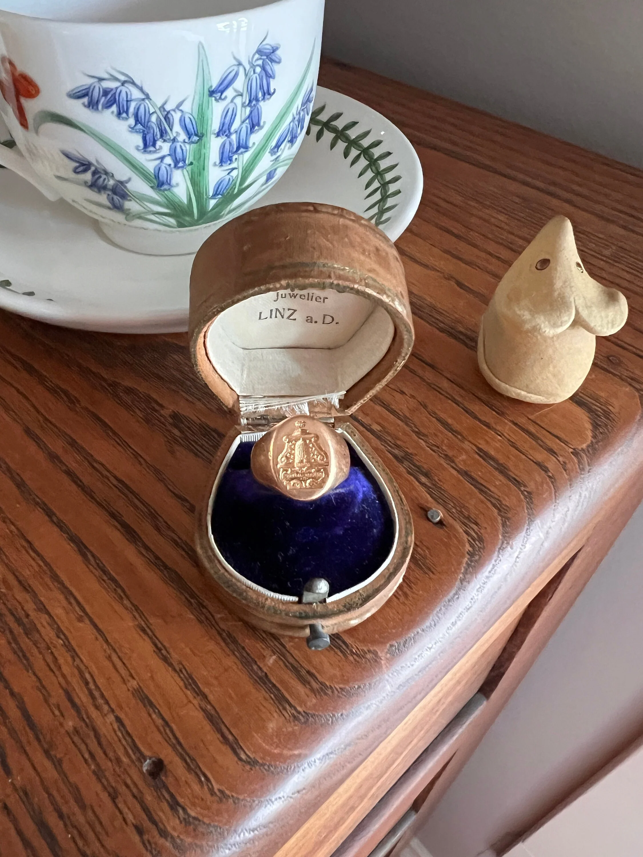BEEHIVE French Antique Trudon Family Crest Coat of Arms Chunky French SIGNET Ring 9.8g 18k Gold - Image 7