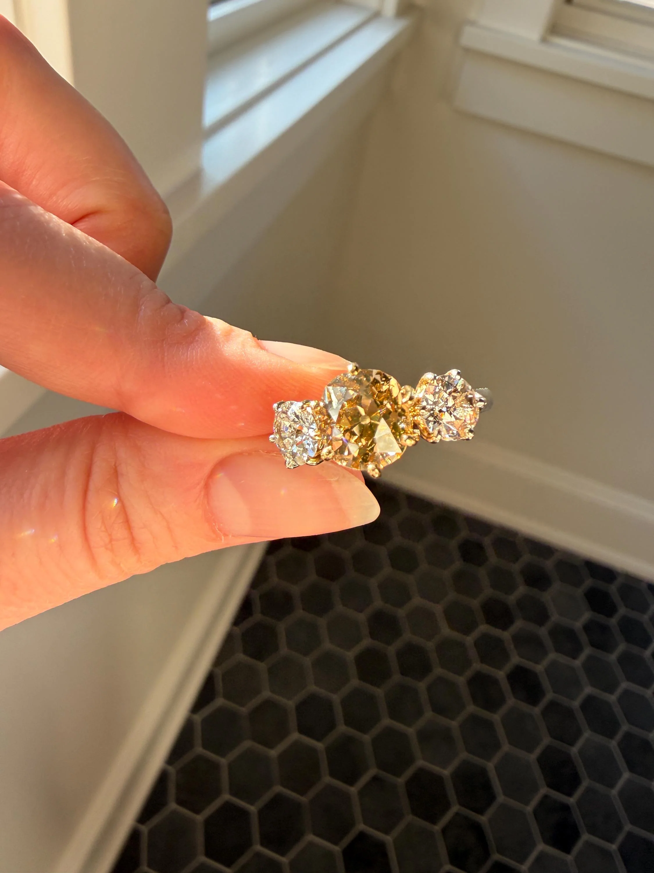 CHAMPAGNE Fancy Light BROWN Cognac Three Stone 3.3 Carats Old Mine Cut DIAMOND Ring 18k Yellow White Gold Vintage Art Deco Tall Stacker Band - Image 4
