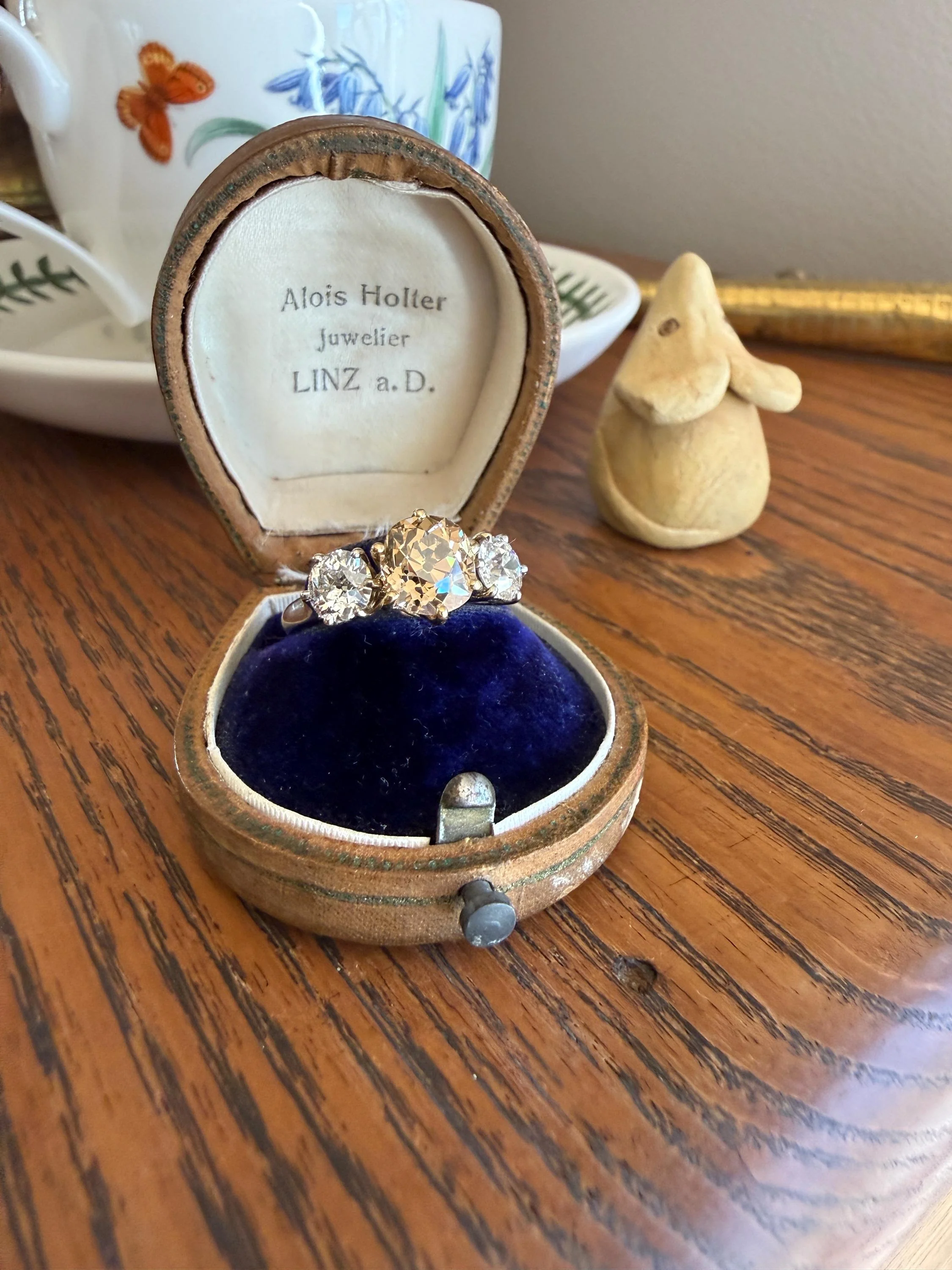 CHAMPAGNE Fancy Light BROWN Cognac Three Stone 3.3 Carats Old Mine Cut DIAMOND Ring 18k Yellow White Gold Vintage Art Deco Tall Stacker Band - Image 5