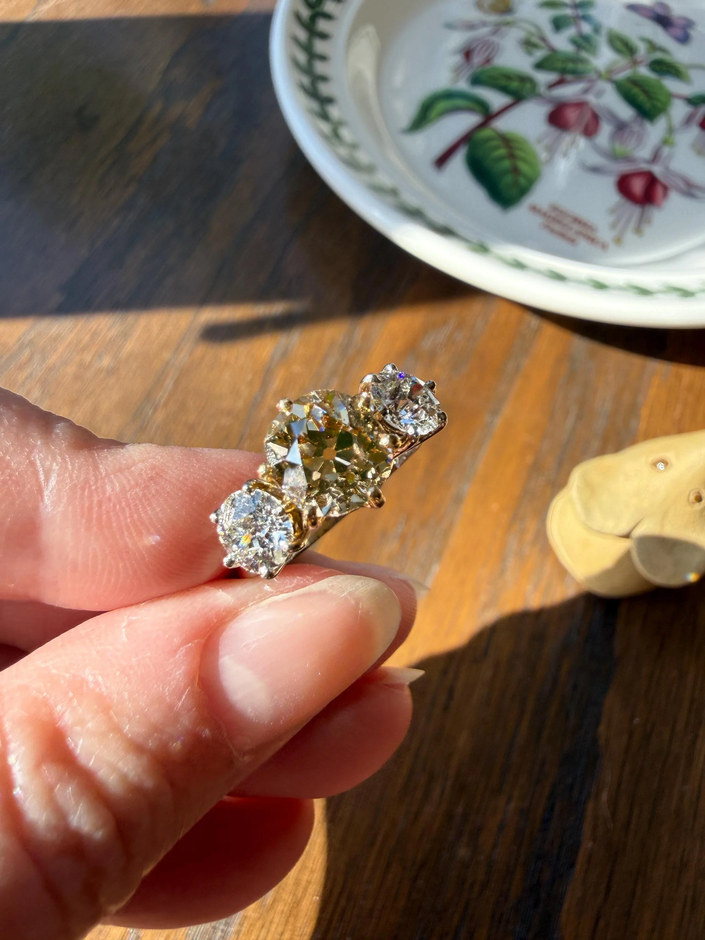 CHAMPAGNE Fancy Light BROWN Cognac Three Stone 3.3 Carats Old Mine Cut DIAMOND Ring 18k Yellow White Gold Vintage Art Deco Tall Stacker Band - Image 7