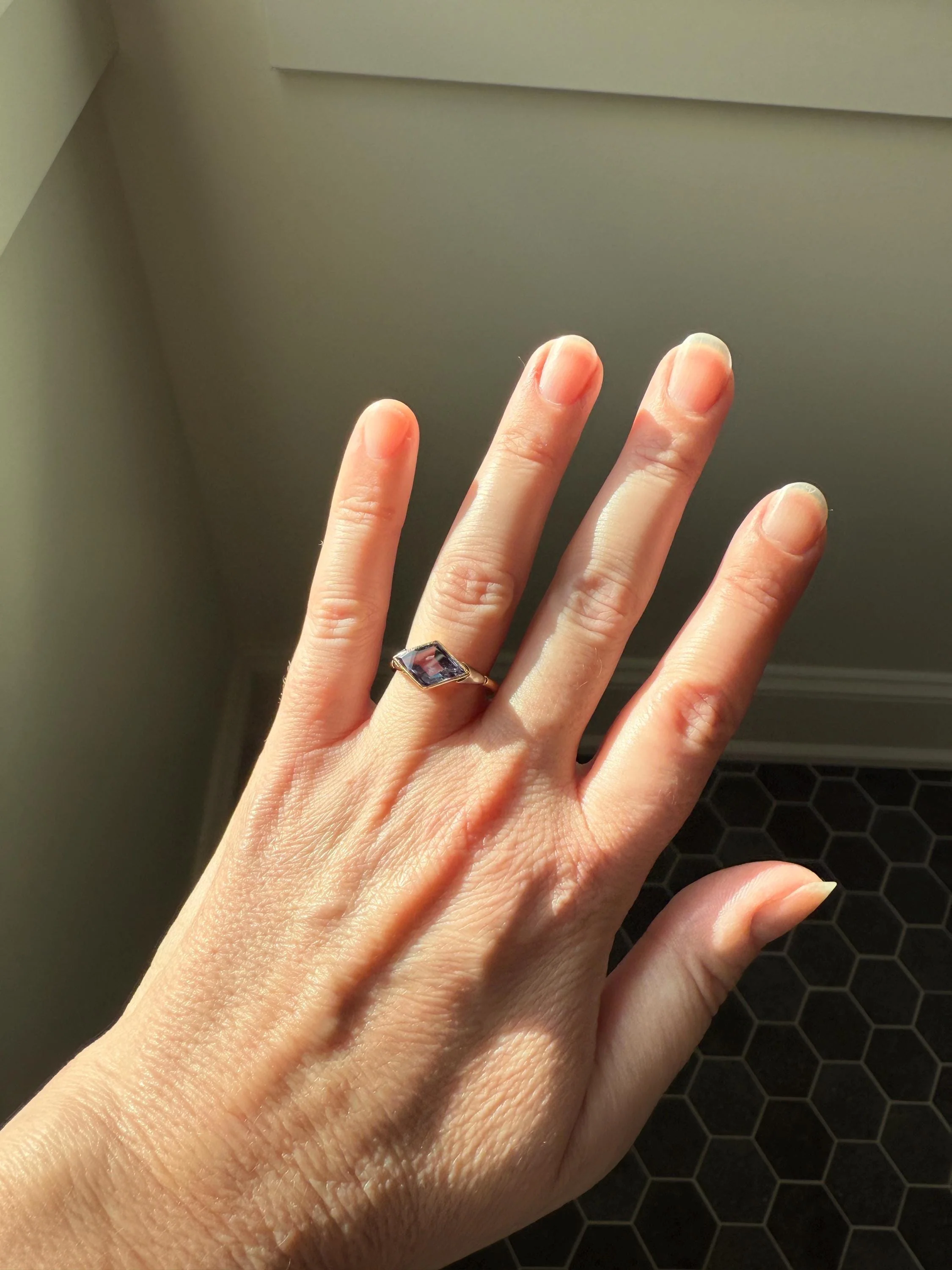Color Change Indigo Purple Blue SAPPHIRE or Alexandrite? East West KITE Lozenge 18k French Vintage to Art Deco Ring Geometric Stacker Band - Image 12