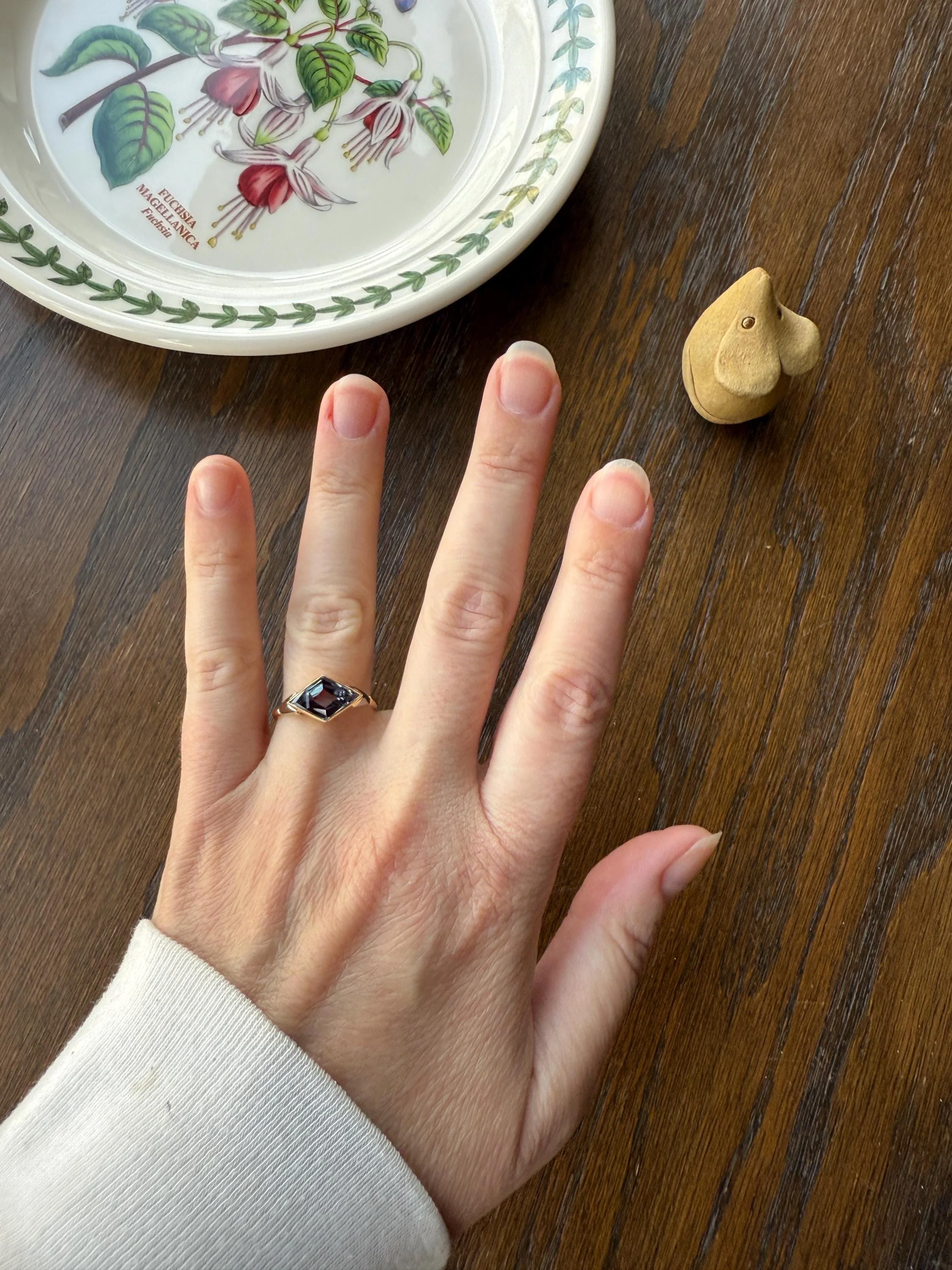 Color Change Indigo Purple Blue SAPPHIRE or Alexandrite? East West KITE Lozenge 18k French Vintage to Art Deco Ring Geometric Stacker Band - Image 15