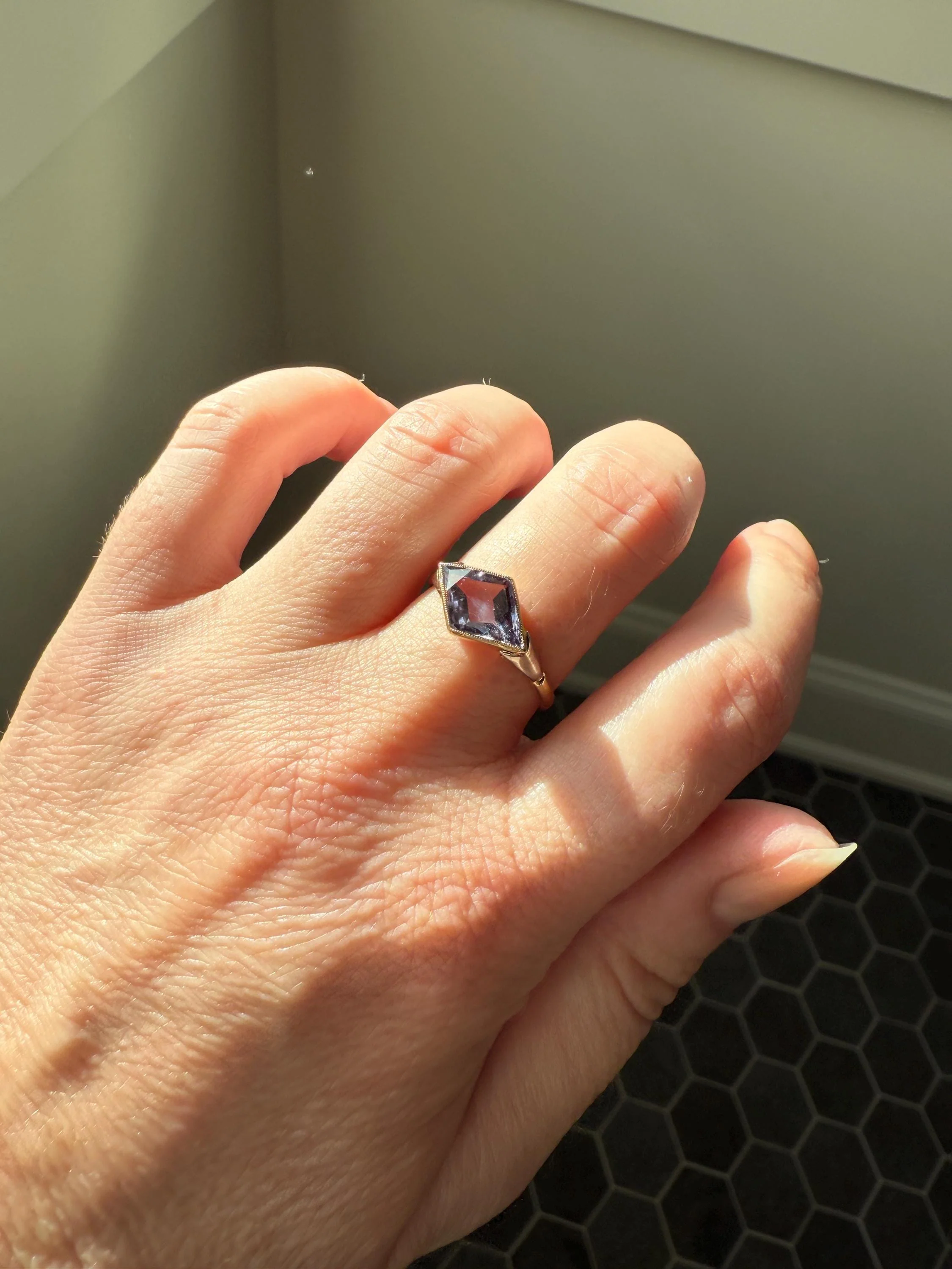 Color Change Indigo Purple Blue SAPPHIRE or Alexandrite? East West KITE Lozenge 18k French Vintage to Art Deco Ring Geometric Stacker Band - Image 3