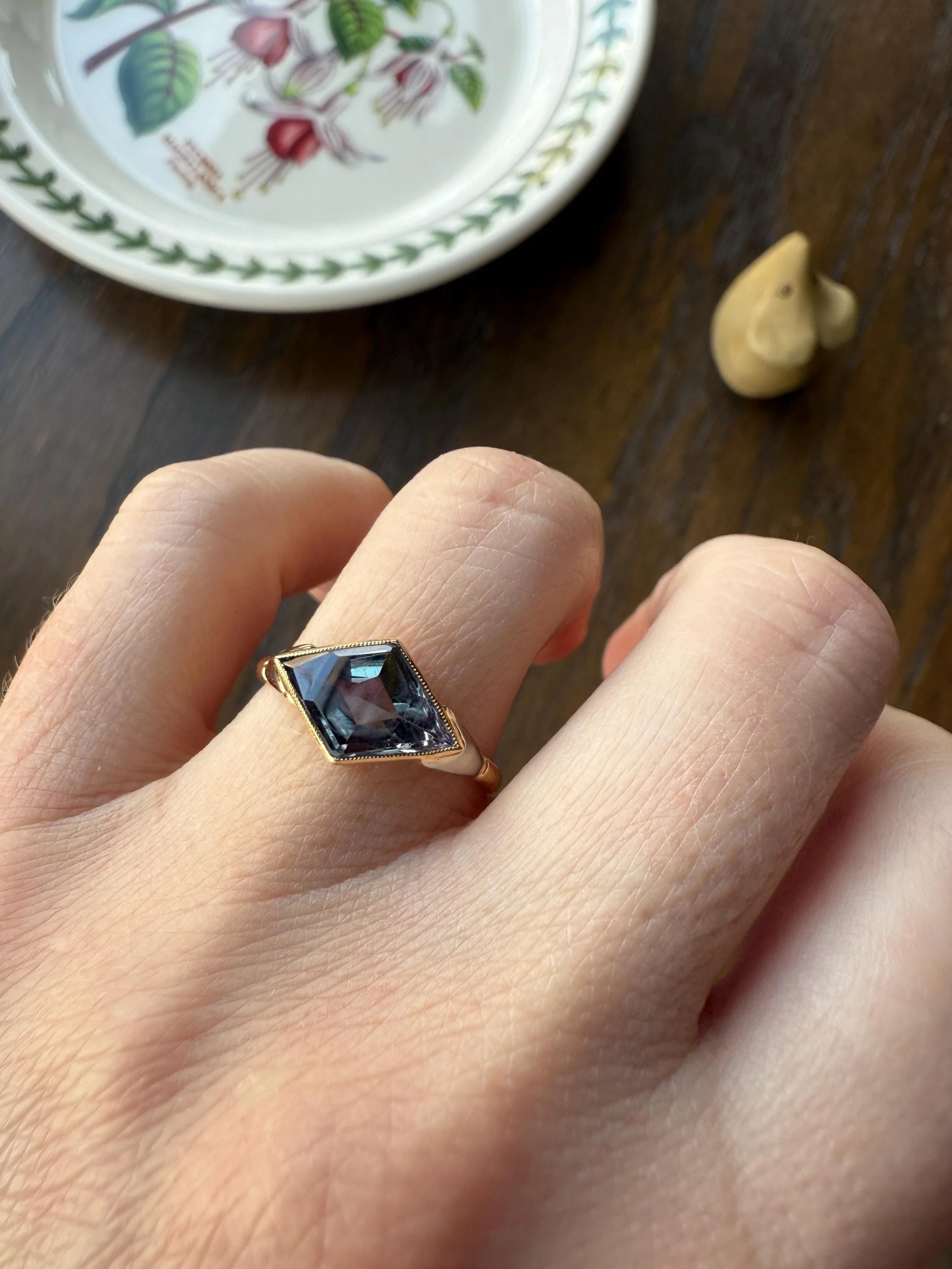 Color Change Indigo Purple Blue SAPPHIRE or Alexandrite? East West KITE Lozenge 18k French Vintage to Art Deco Ring Geometric Stacker Band - Image 7