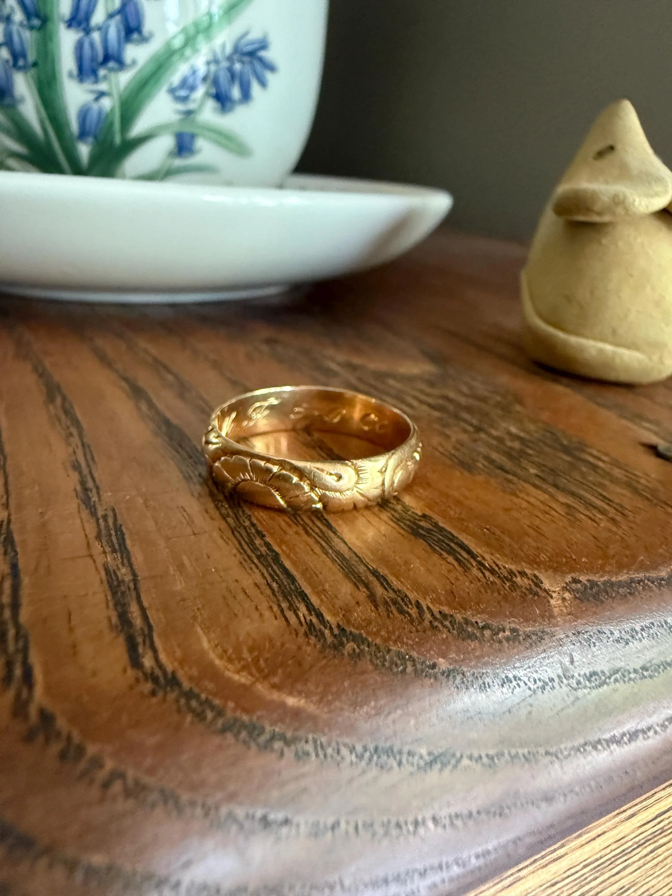 Dated FLORAL Embossed 5mm Scrolled Vintage c1960 Wedding Band 18k Gold Solid Eternity Ring Ornate Engraved Stacker Victorian Style - Image 11