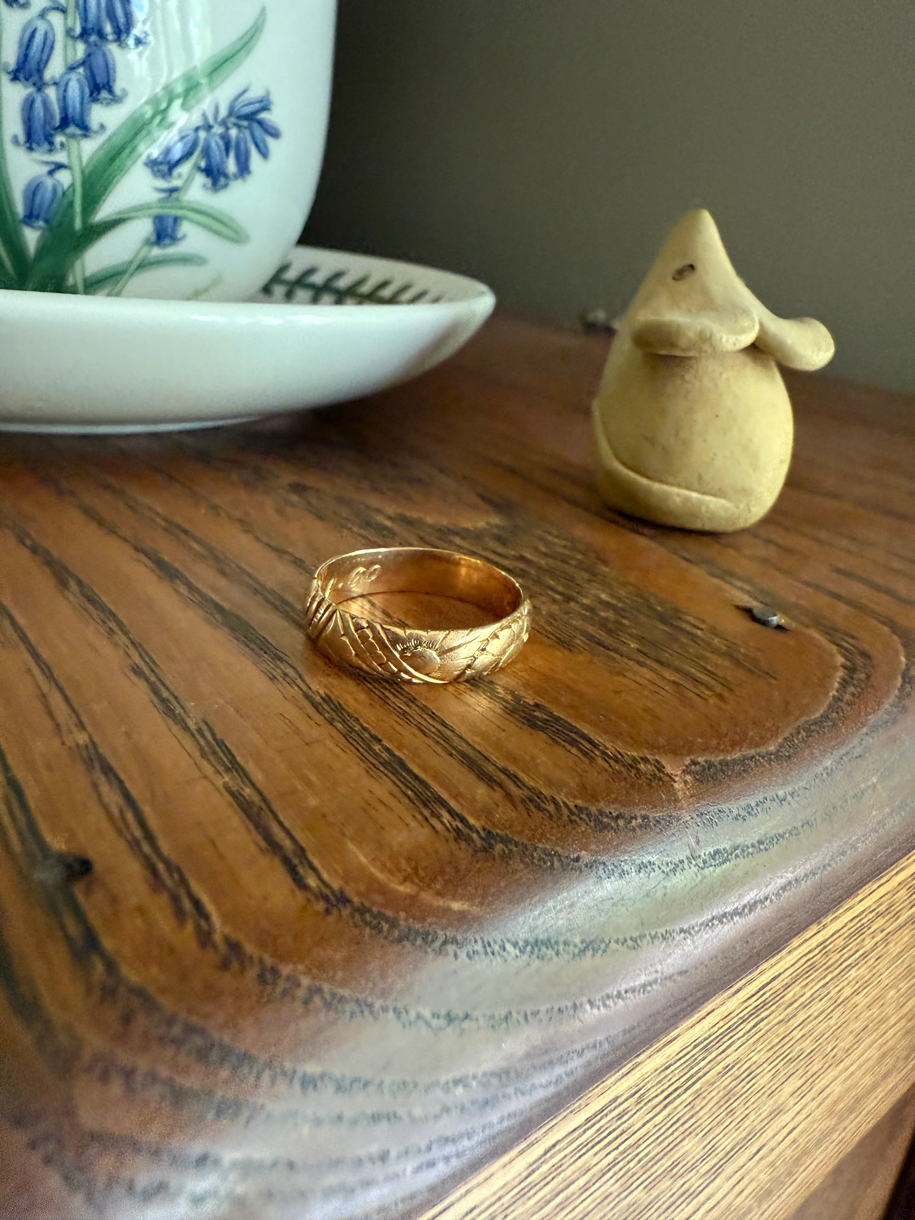 Dated FLORAL Embossed 5mm Scrolled Vintage c1960 Wedding Band 18k Gold Solid Eternity Ring Ornate Engraved Stacker Victorian Style - Image 16