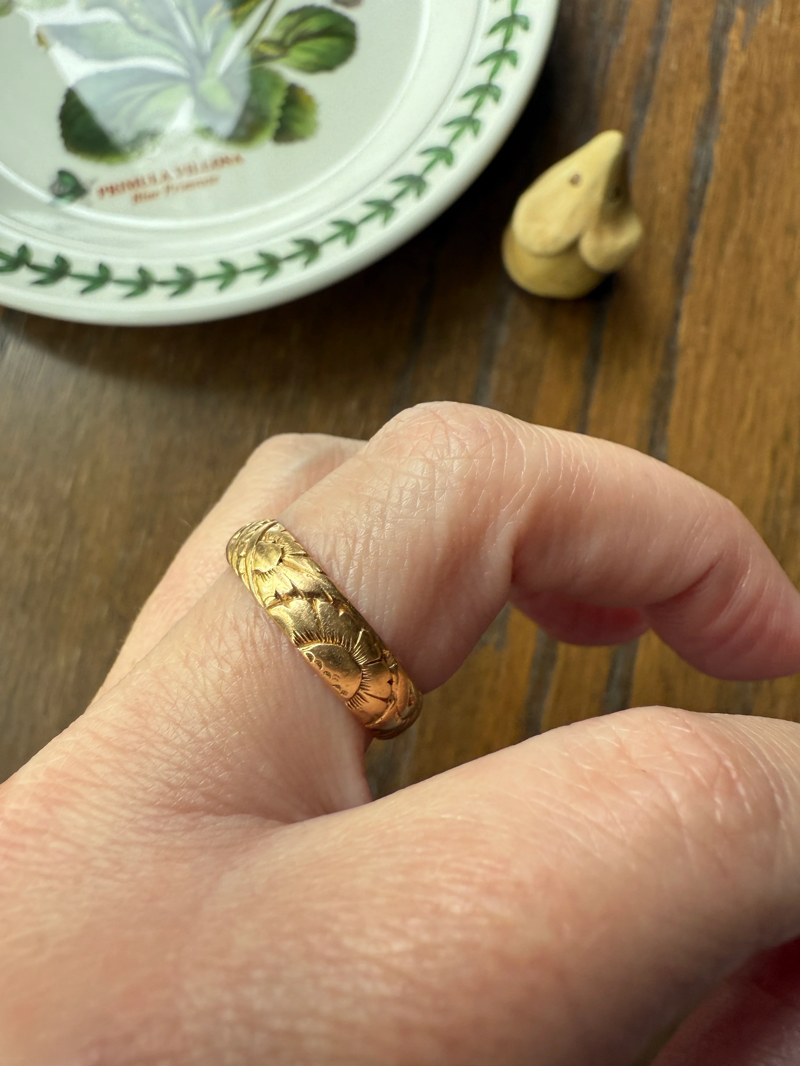 Dated FLORAL Embossed 5mm Scrolled Vintage c1960 Wedding Band 18k Gold Solid Eternity Ring Ornate Engraved Stacker Victorian Style - Image 17