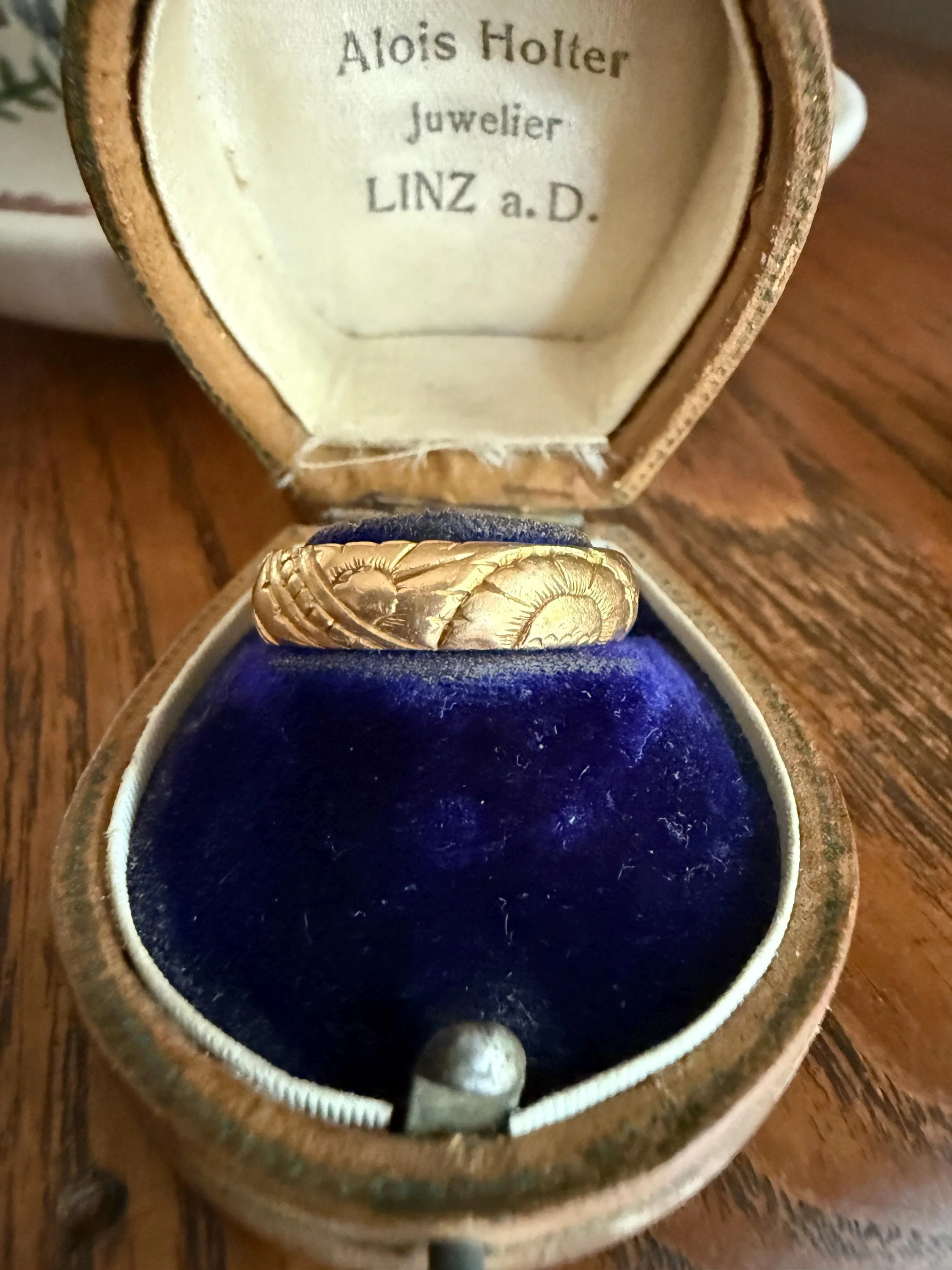 Dated FLORAL Embossed 5mm Scrolled Vintage c1960 Wedding Band 18k Gold Solid Eternity Ring Ornate Engraved Stacker Victorian Style - Image 2