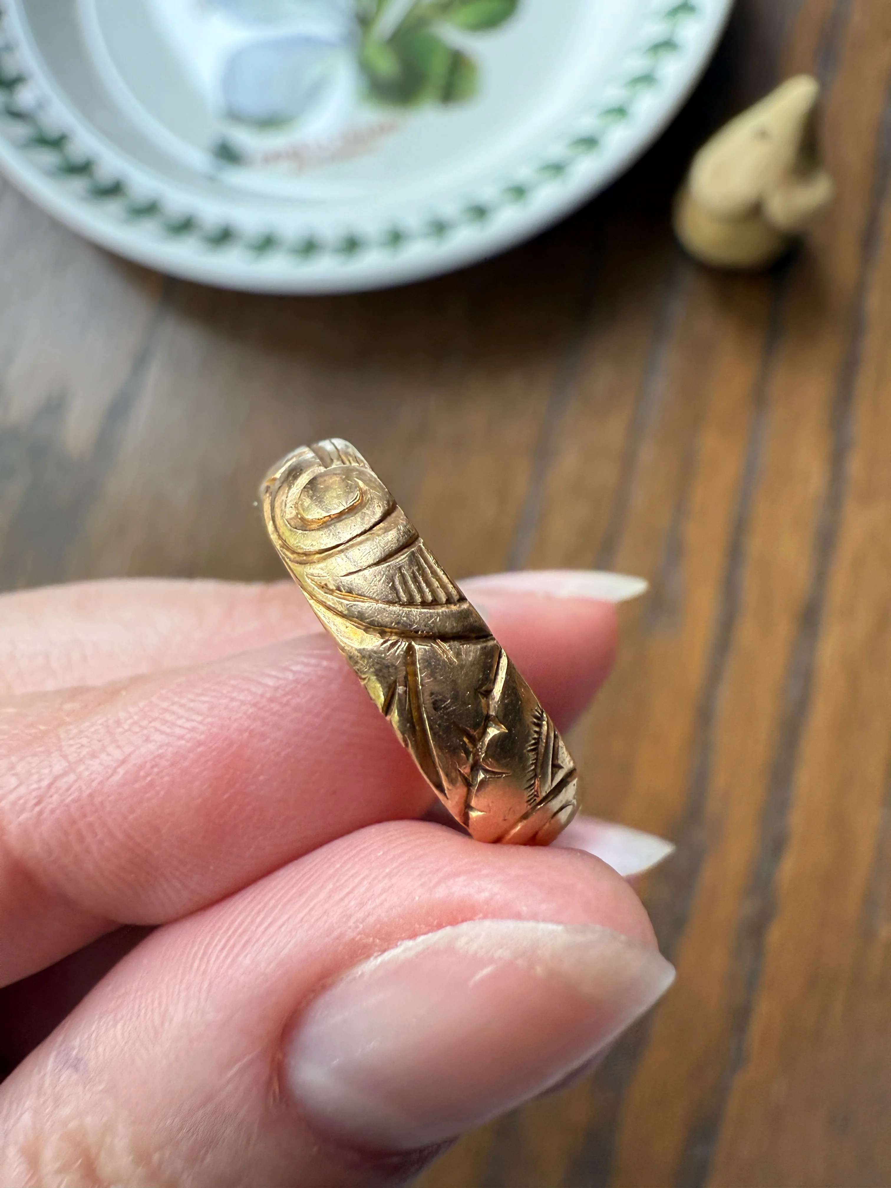 Dated FLORAL Embossed 5mm Scrolled Vintage c1960 Wedding Band 18k Gold Solid Eternity Ring Ornate Engraved Stacker Victorian Style - Image 20