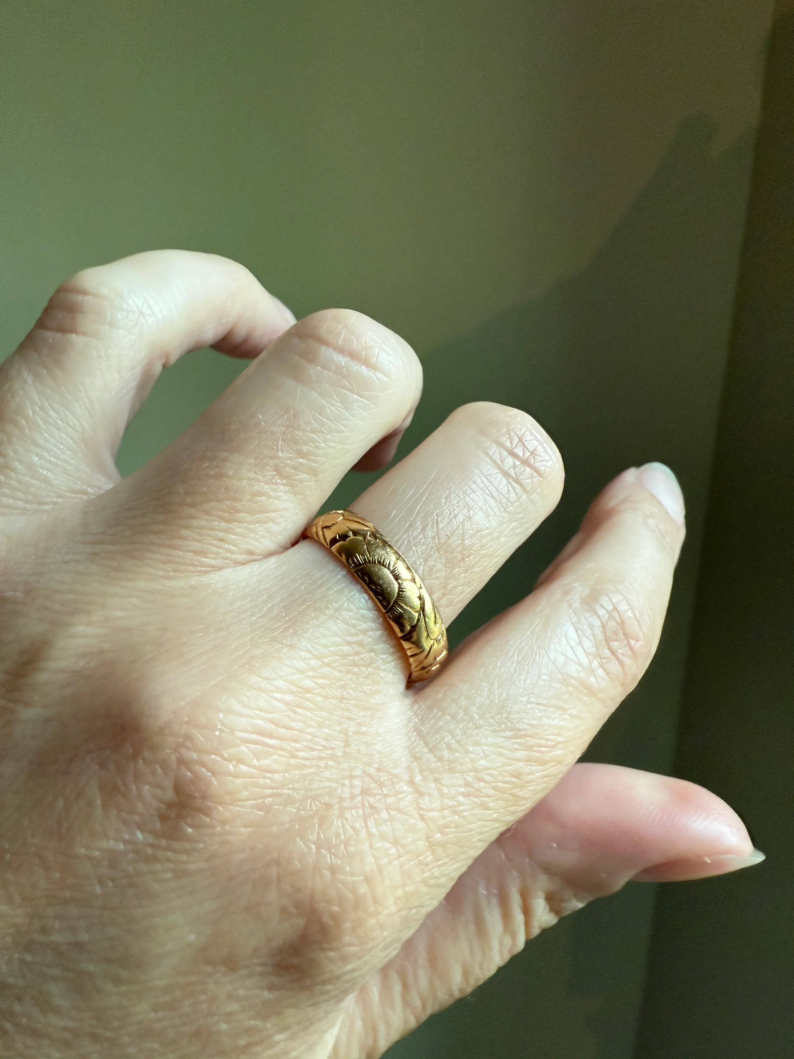 Dated FLORAL Embossed 5mm Scrolled Vintage c1960 Wedding Band 18k Gold Solid Eternity Ring Ornate Engraved Stacker Victorian Style - Image 23