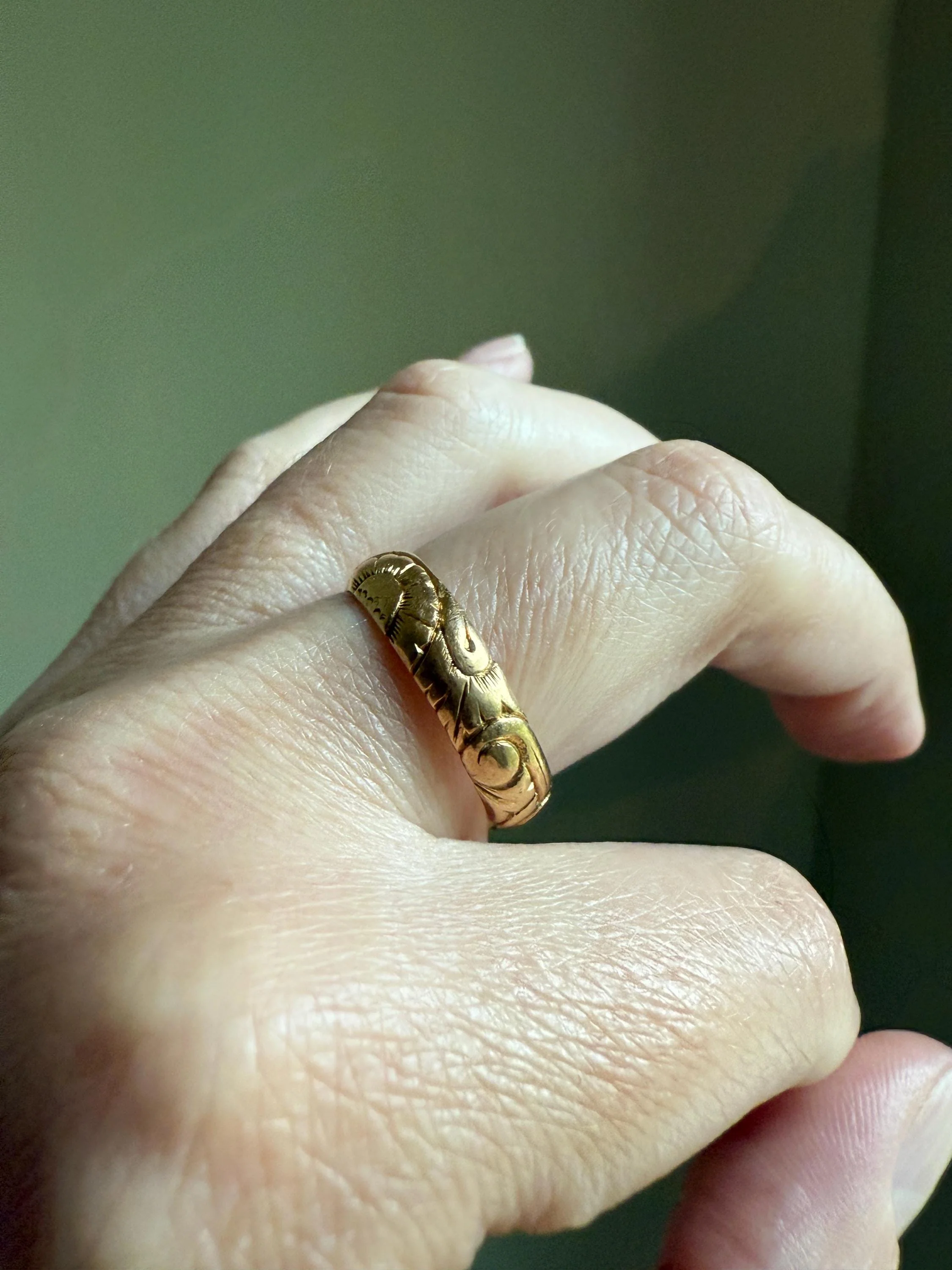 Dated FLORAL Embossed 5mm Scrolled Vintage c1960 Wedding Band 18k Gold Solid Eternity Ring Ornate Engraved Stacker Victorian Style - Image 5
