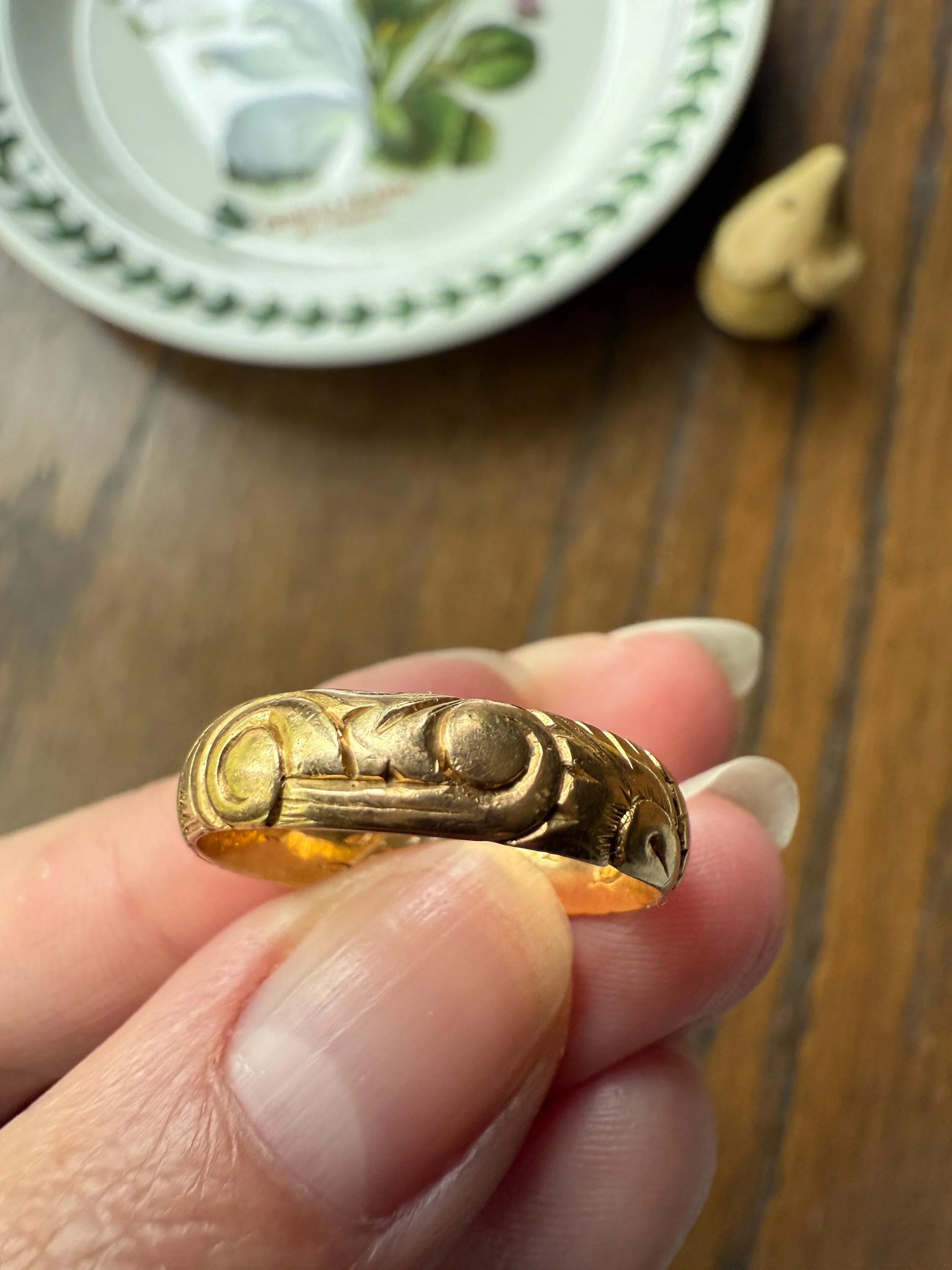Dated FLORAL Embossed 5mm Scrolled Vintage c1960 Wedding Band 18k Gold Solid Eternity Ring Ornate Engraved Stacker Victorian Style - Image 6