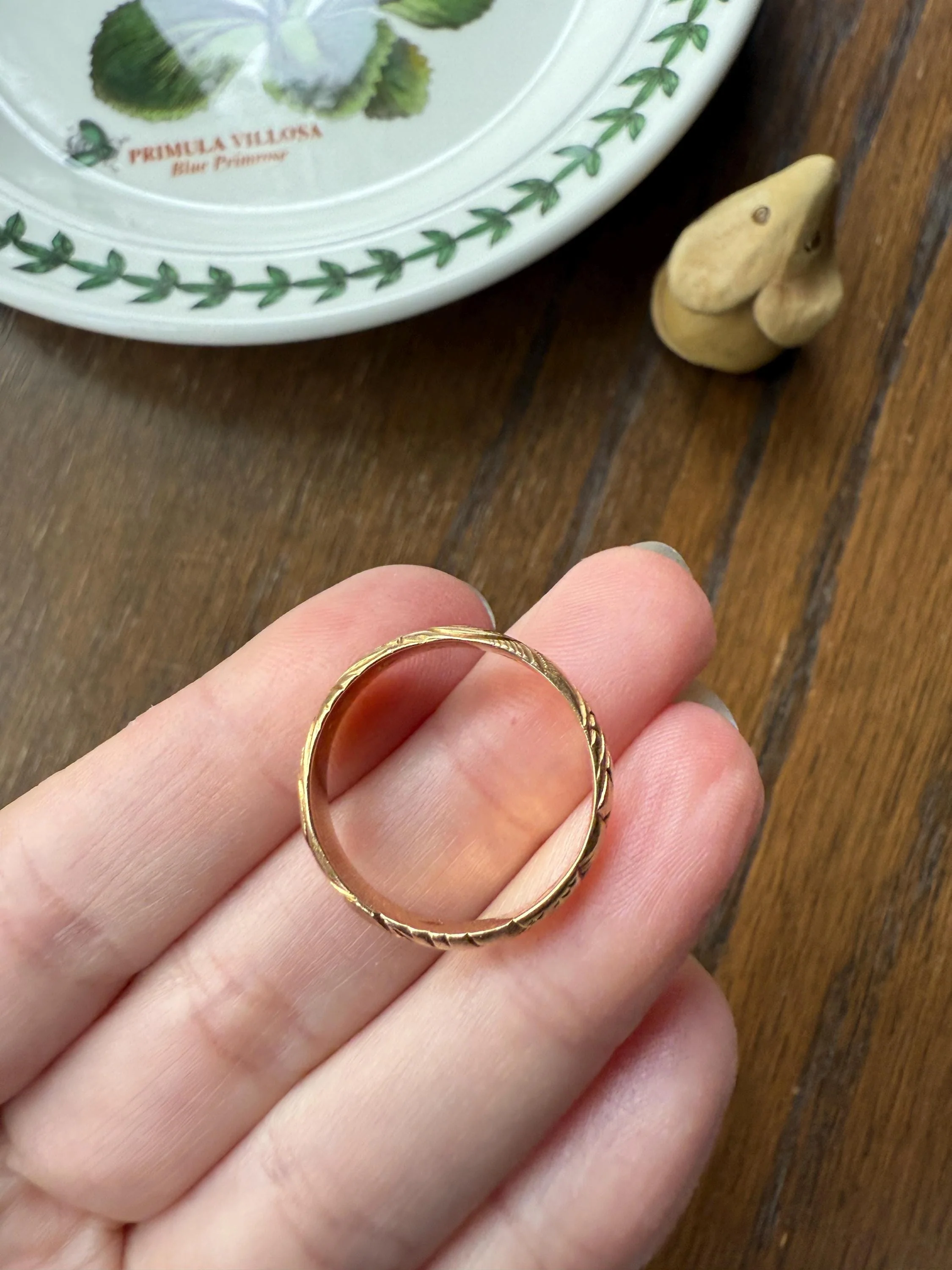 Dated FLORAL Embossed 5mm Scrolled Vintage c1960 Wedding Band 18k Gold Solid Eternity Ring Ornate Engraved Stacker Victorian Style - Image 7