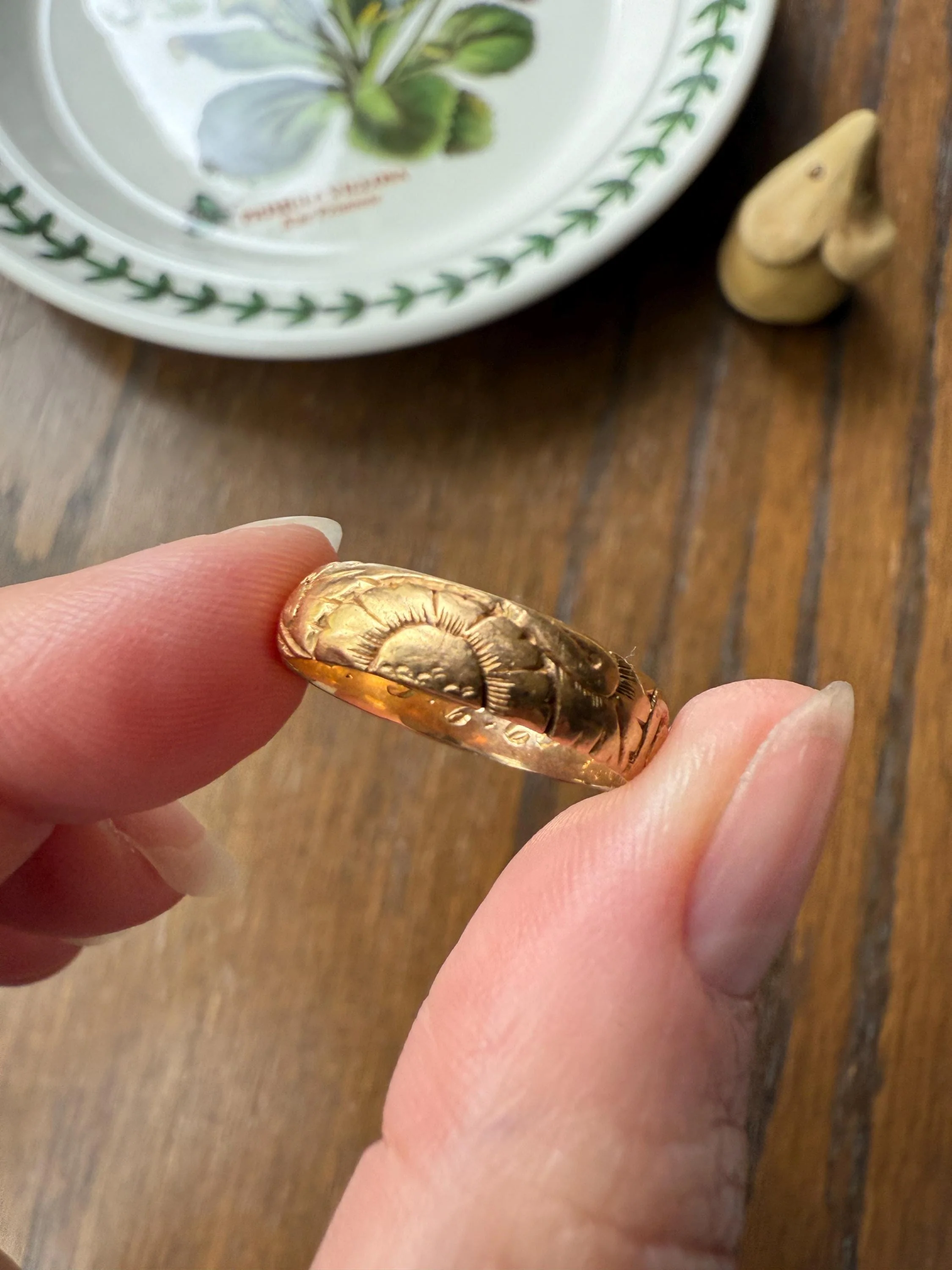 Dated FLORAL Embossed 5mm Scrolled Vintage c1960 Wedding Band 18k Gold Solid Eternity Ring Ornate Engraved Stacker Victorian Style - Image 8