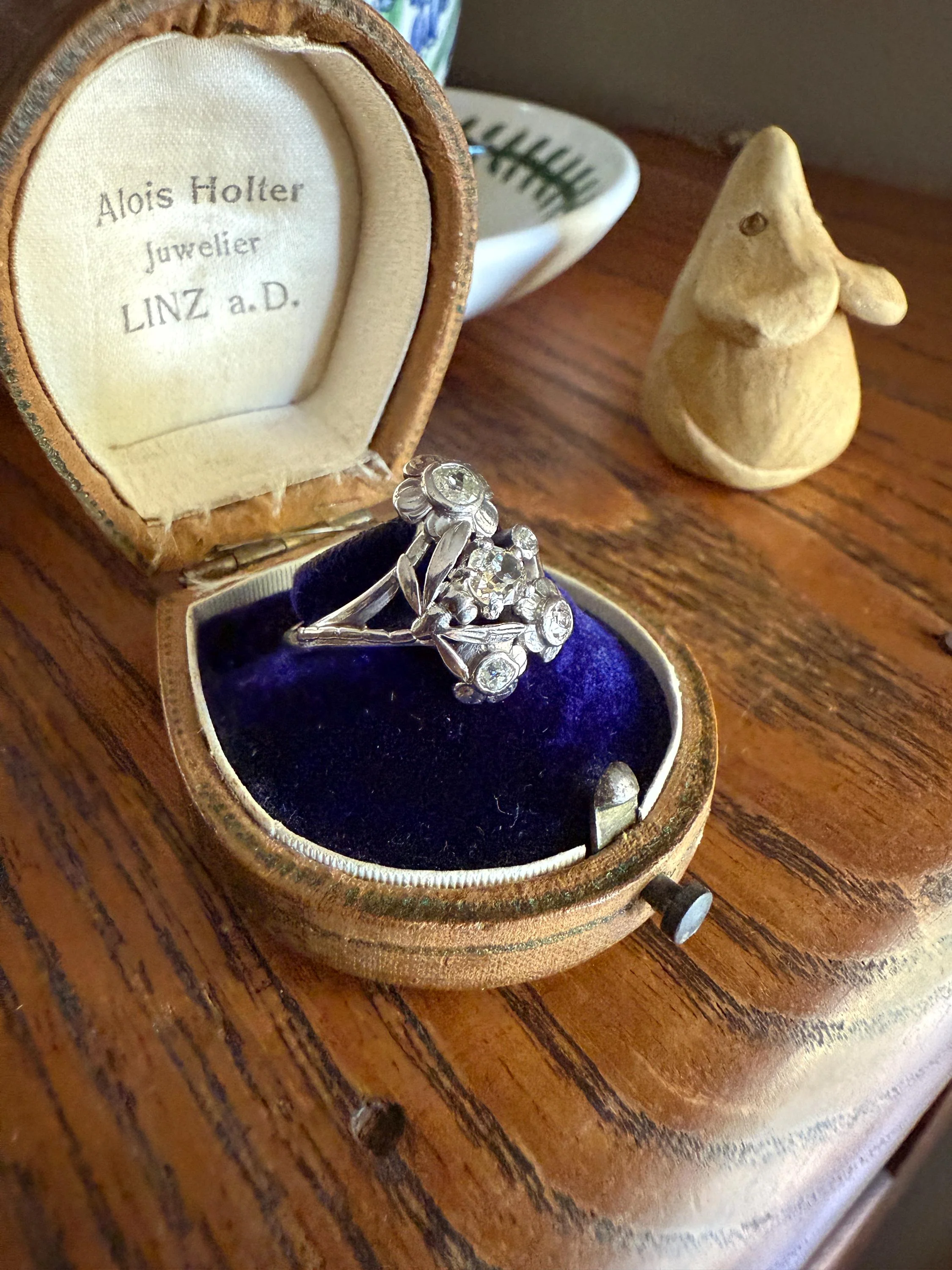 DRAGONFLY Special Dated 1922 Antique Ring 0.7 Carat Old Mine Cut DIAMONDS 18k White Gold Figural Flower Bouquet French Art Deco - Image 3