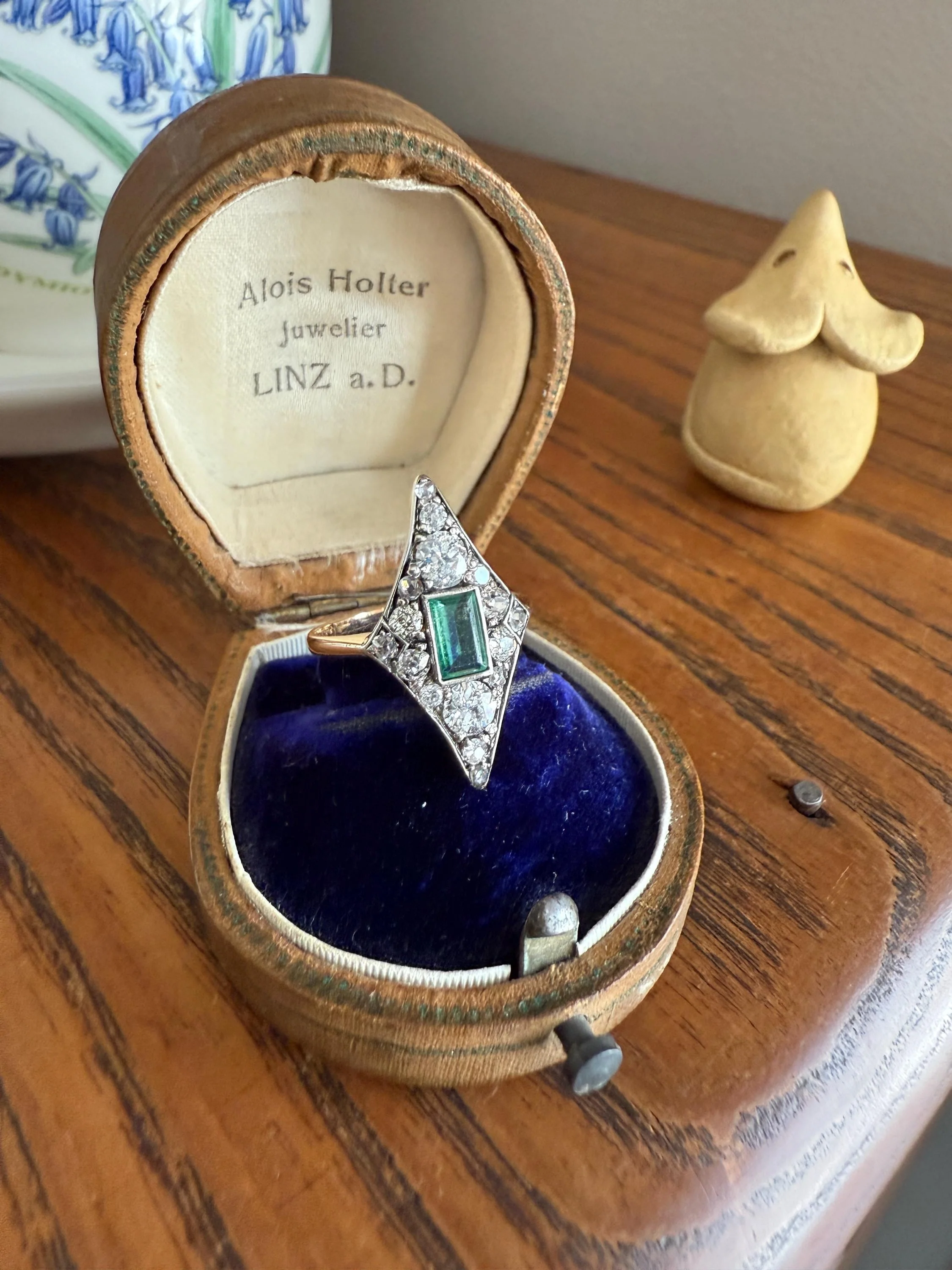 Dramatic Kite Shaped Panel Ring Green Natural Emerald 1 Carat Mixed Old Cut Diamonds Mine Rose Cluster 18k Gold & Platinum c1922 Art Deco - Image 17