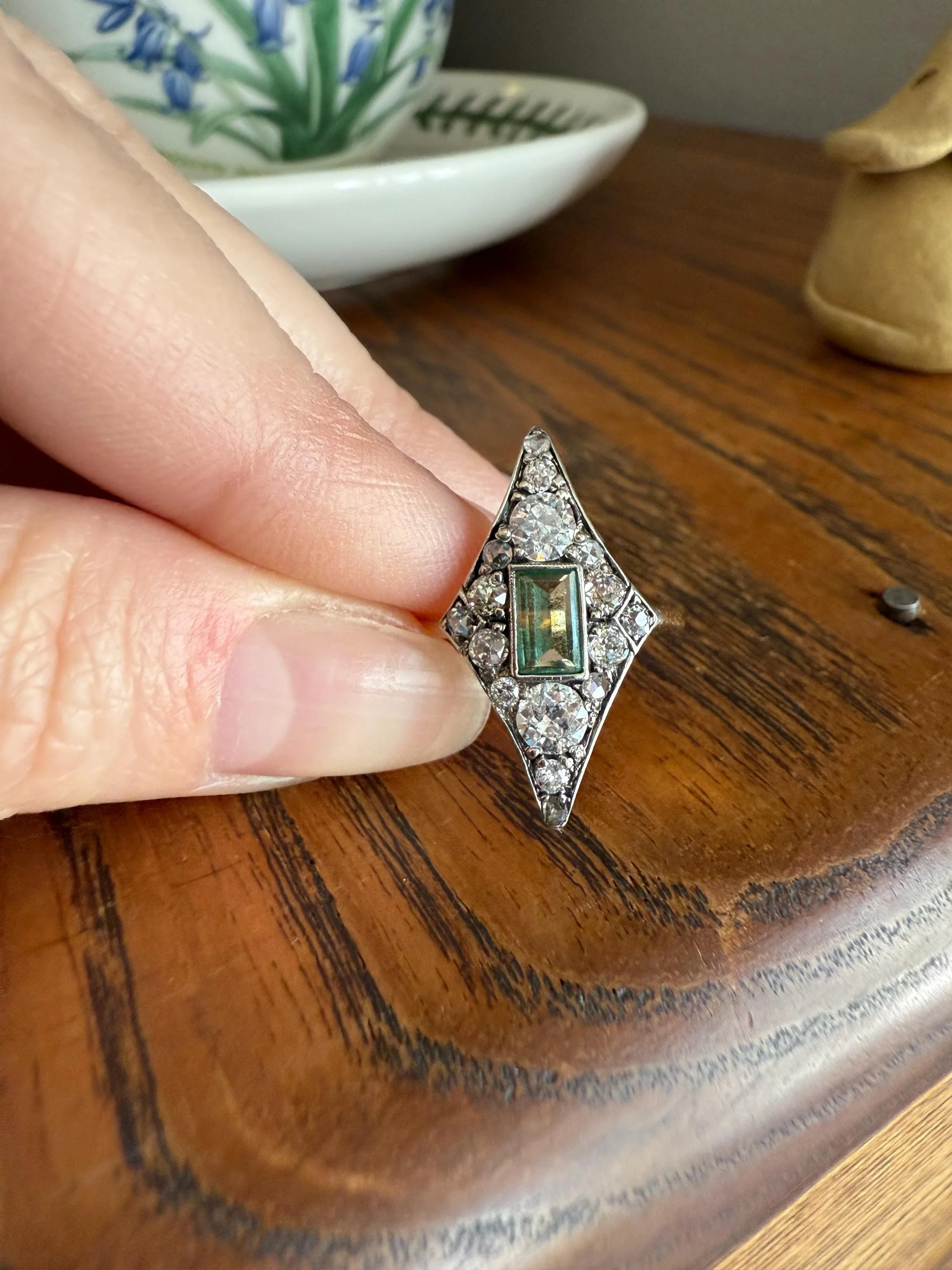 Dramatic Kite Shaped Panel Ring Green Natural Emerald 1 Carat Mixed Old Cut Diamonds Mine Rose Cluster 18k Gold & Platinum c1922 Art Deco - Image 4
