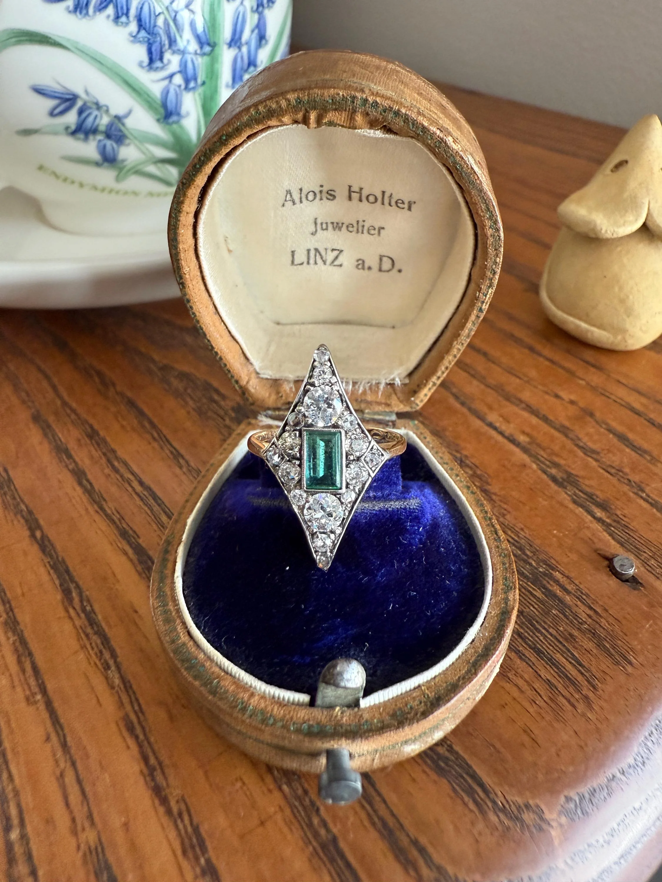 Dramatic Kite Shaped Panel Ring Green Natural Emerald 1 Carat Mixed Old Cut Diamonds Mine Rose Cluster 18k Gold & Platinum c1922 Art Deco - Image 6