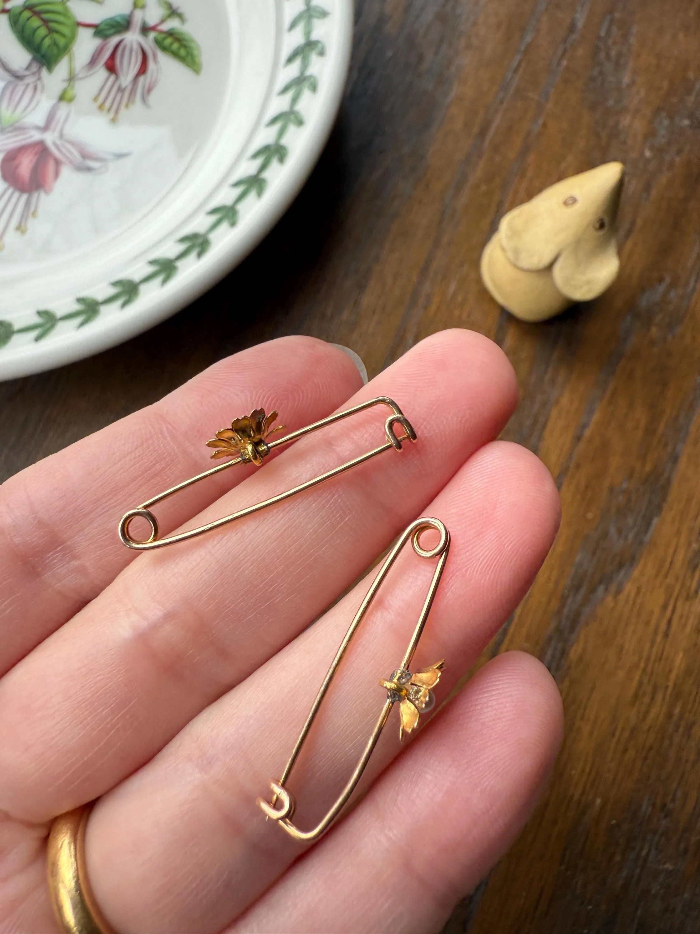 Floral Daisy 18k Gold Solid Safety Pin Extender Connector Pendant Charm Holder Pearl - Image 7
