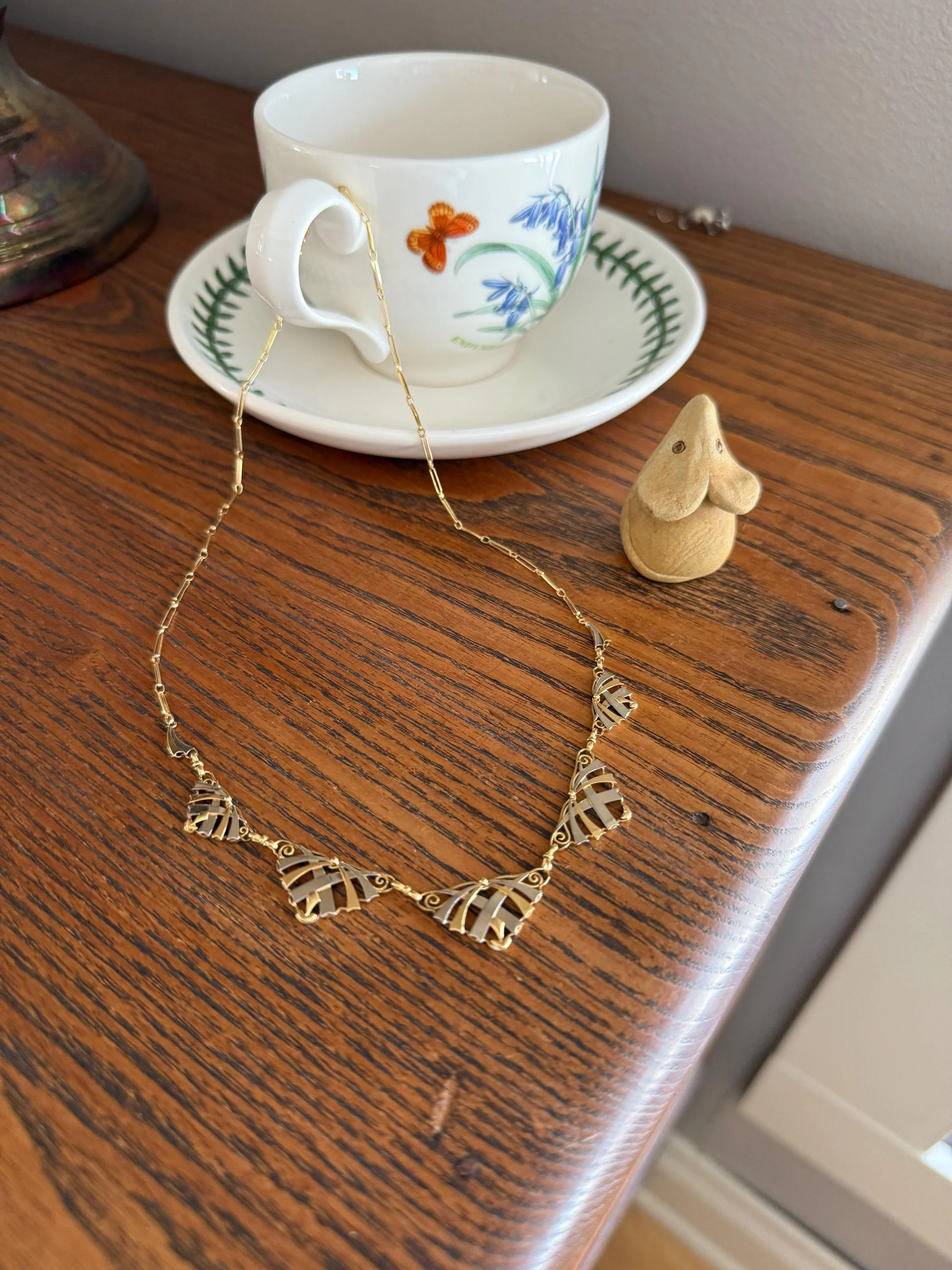 French Art Deco Antique 7.5g 18k Gold Two Tone Necklace Drapery Paperclip Chain Collar Fan Panels Pendants Figural Geometric Fanned Swirl - Image 10