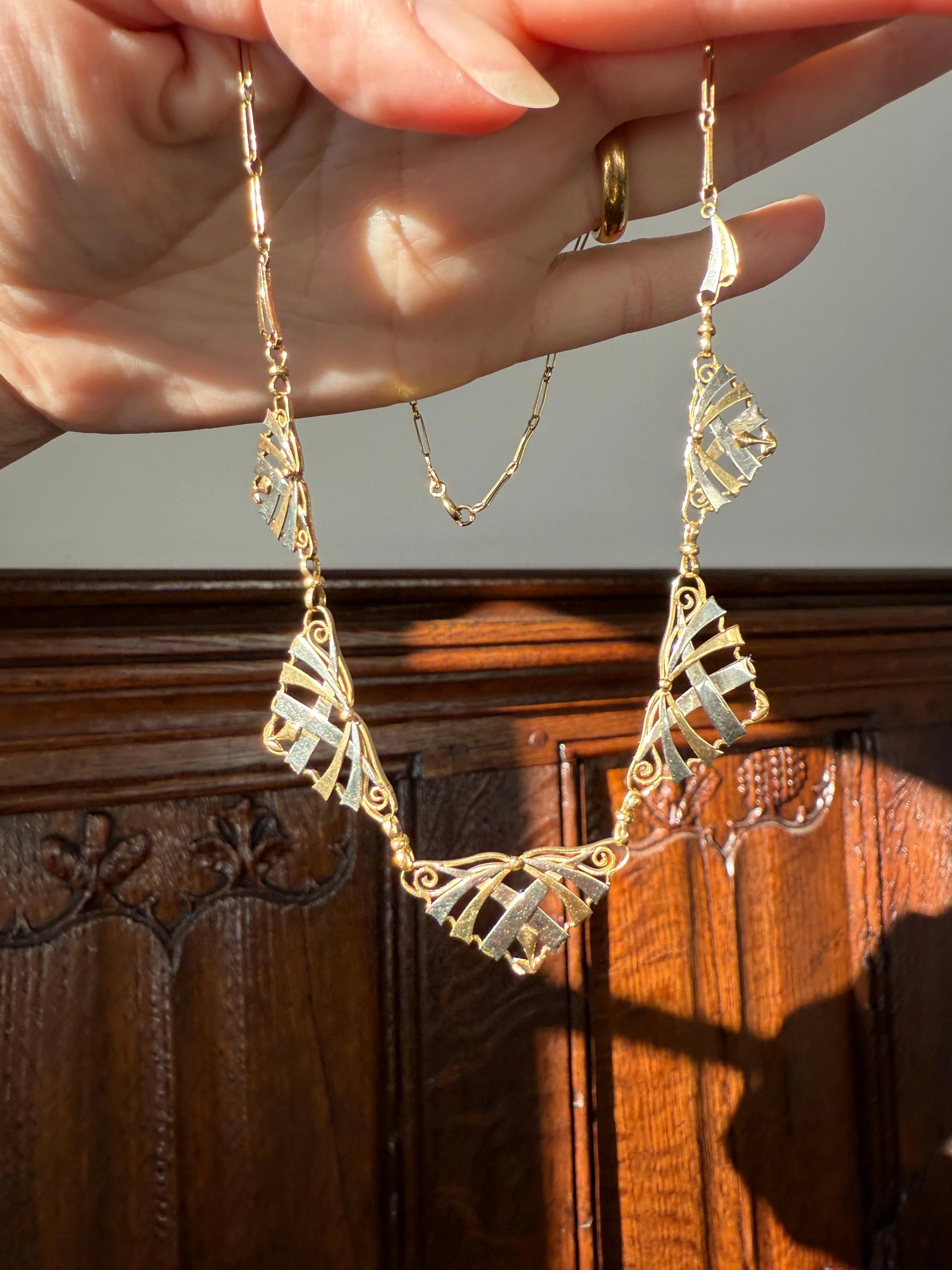 French Art Deco Antique 7.5g 18k Gold Two Tone Necklace Drapery Paperclip Chain Collar Fan Panels Pendants Figural Geometric Fanned Swirl - Image 6