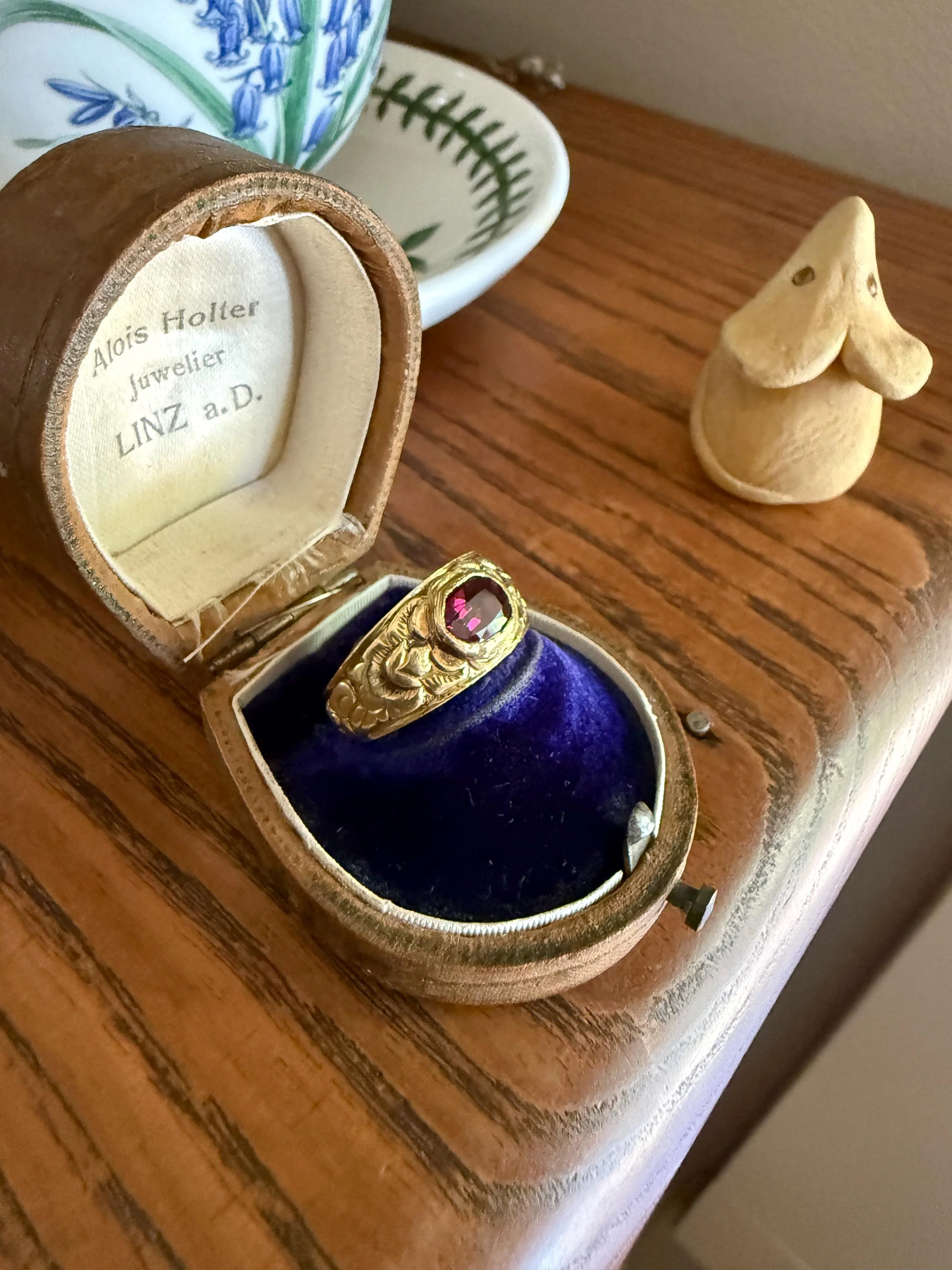GARNET Victorian Antique Chunky FLORAL Wide Band 18k Gold Ring French Embossed Roses Purple East West Bezel Set Stacker Heavy - Image 2