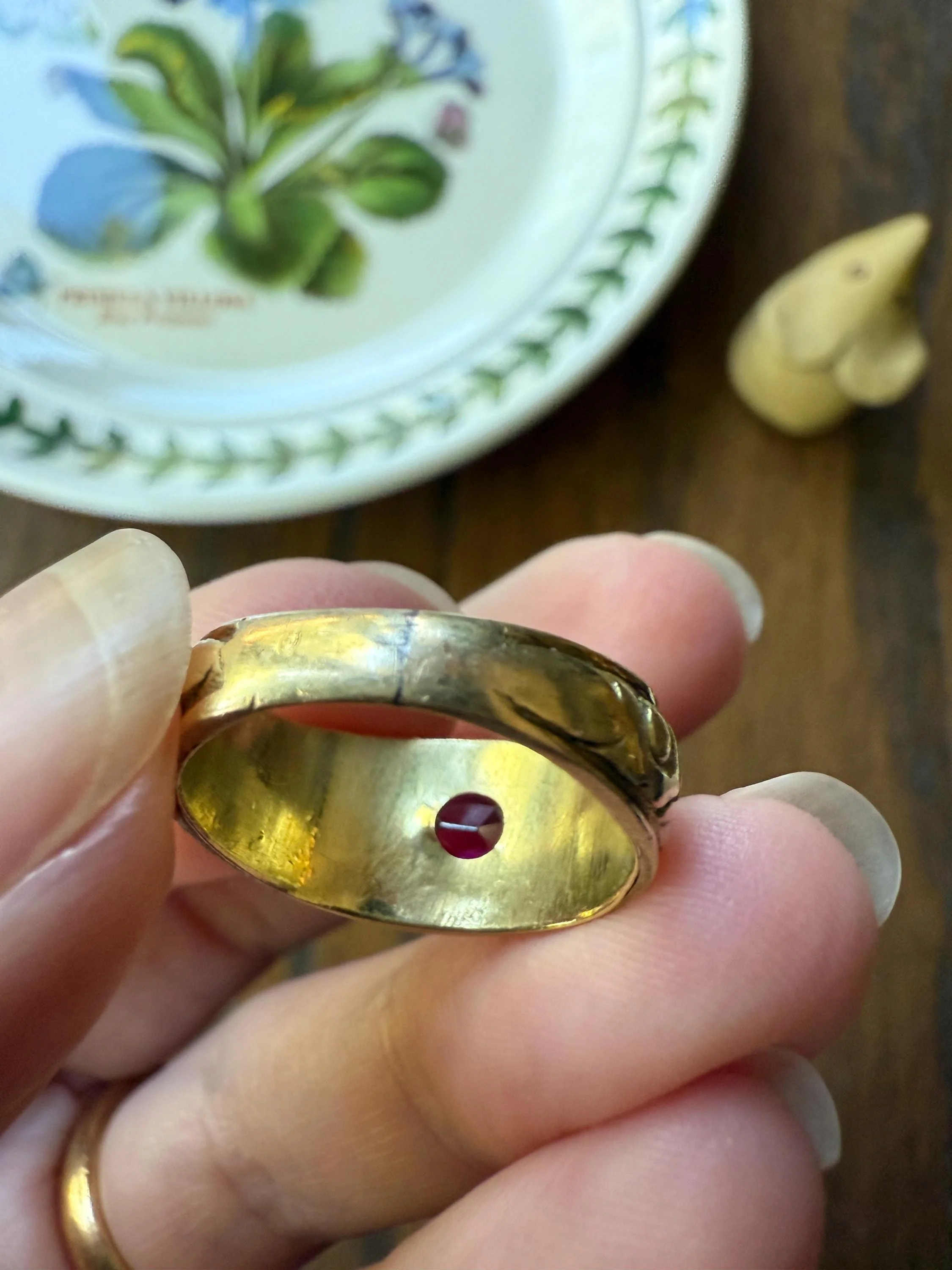 GARNET Victorian Antique Chunky FLORAL Wide Band 18k Gold Ring French Embossed Roses Purple East West Bezel Set Stacker Heavy - Image 9