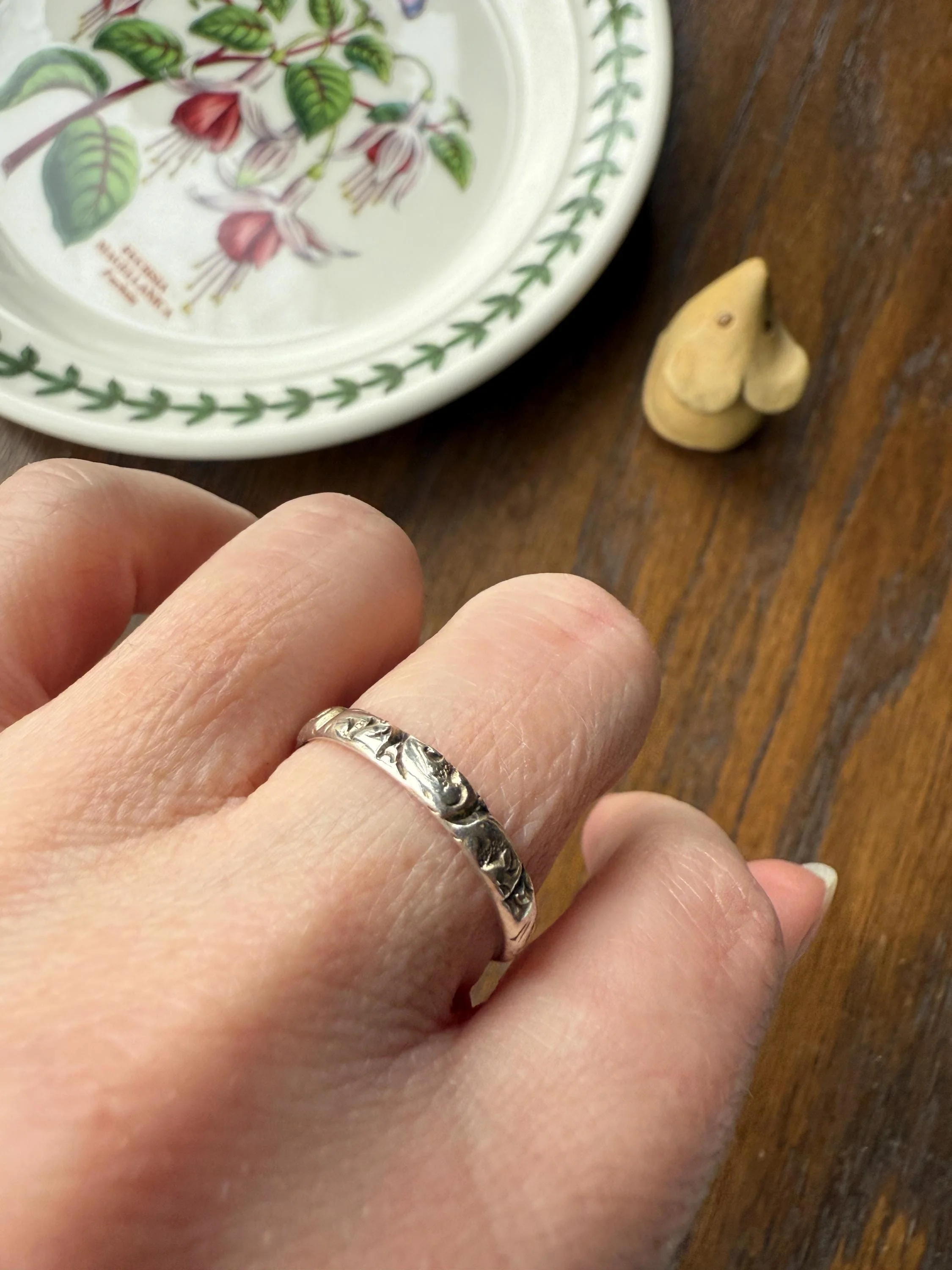 Georgian Era Antique 200 Year Old Gilt Sterling Silver Floral Chased Skinny Wedding Band Stacker Ring - Image 15