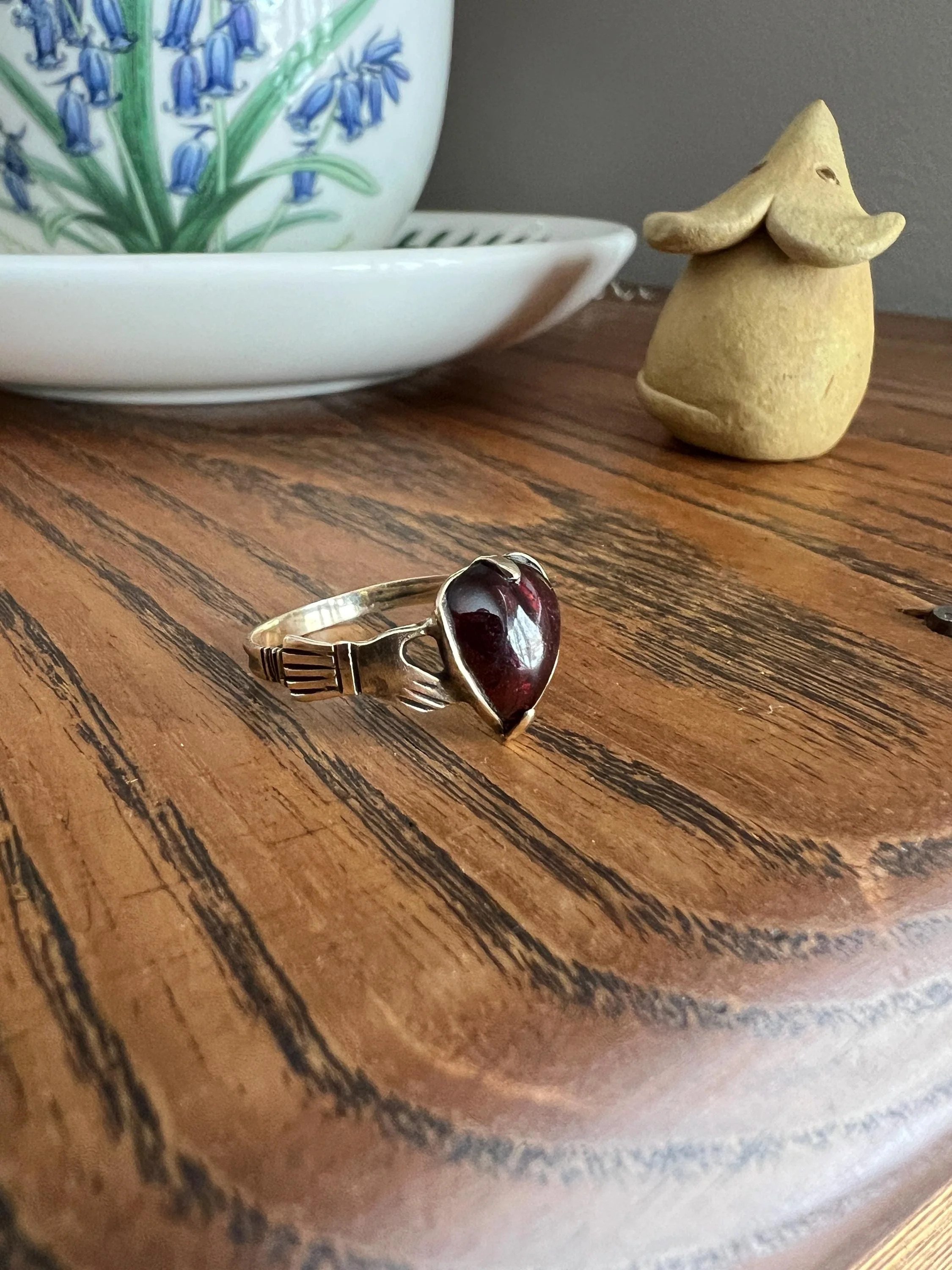 HEART Crimson GARNET Victorian Antique FEDE Hands Holding Love Ring Antique 10k Gold Glowing Figural Band - Image 3