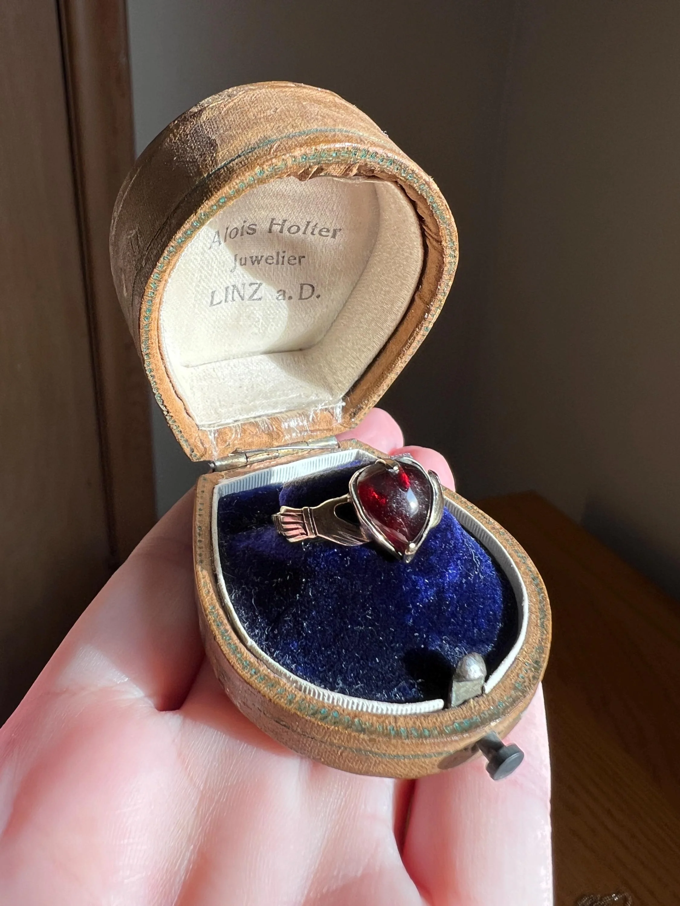 HEART Crimson GARNET Victorian Antique FEDE Hands Holding Love Ring Antique 10k Gold Glowing Figural Band - Image 4