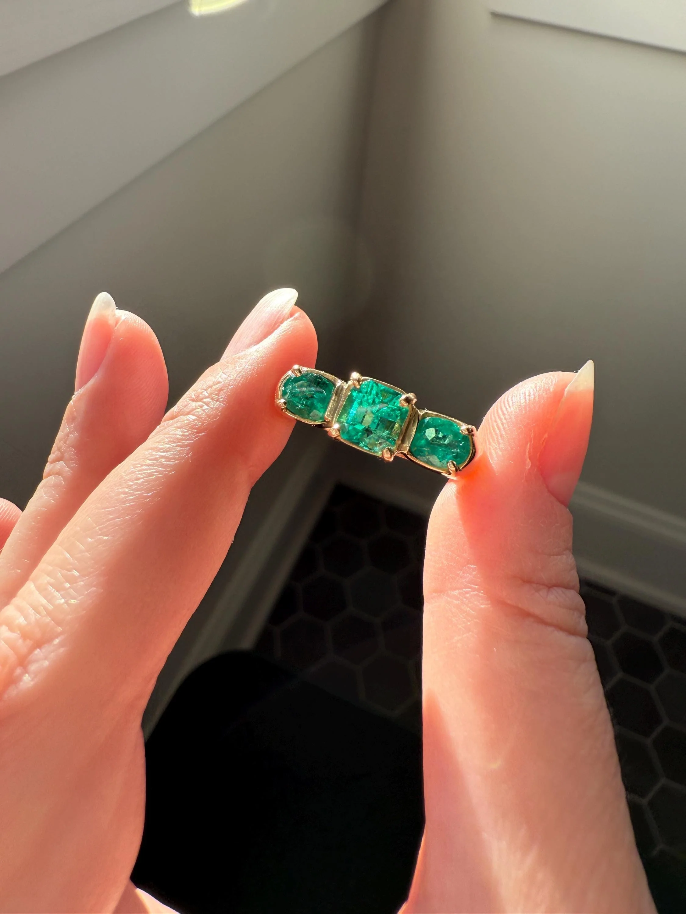 HEAVY Green EMERALD Chunky Vintage Three Stone Ring French 12g 18k Gold Wide Band Natural Oval & Emerald Cut Geometric Unique Retro - Image 11