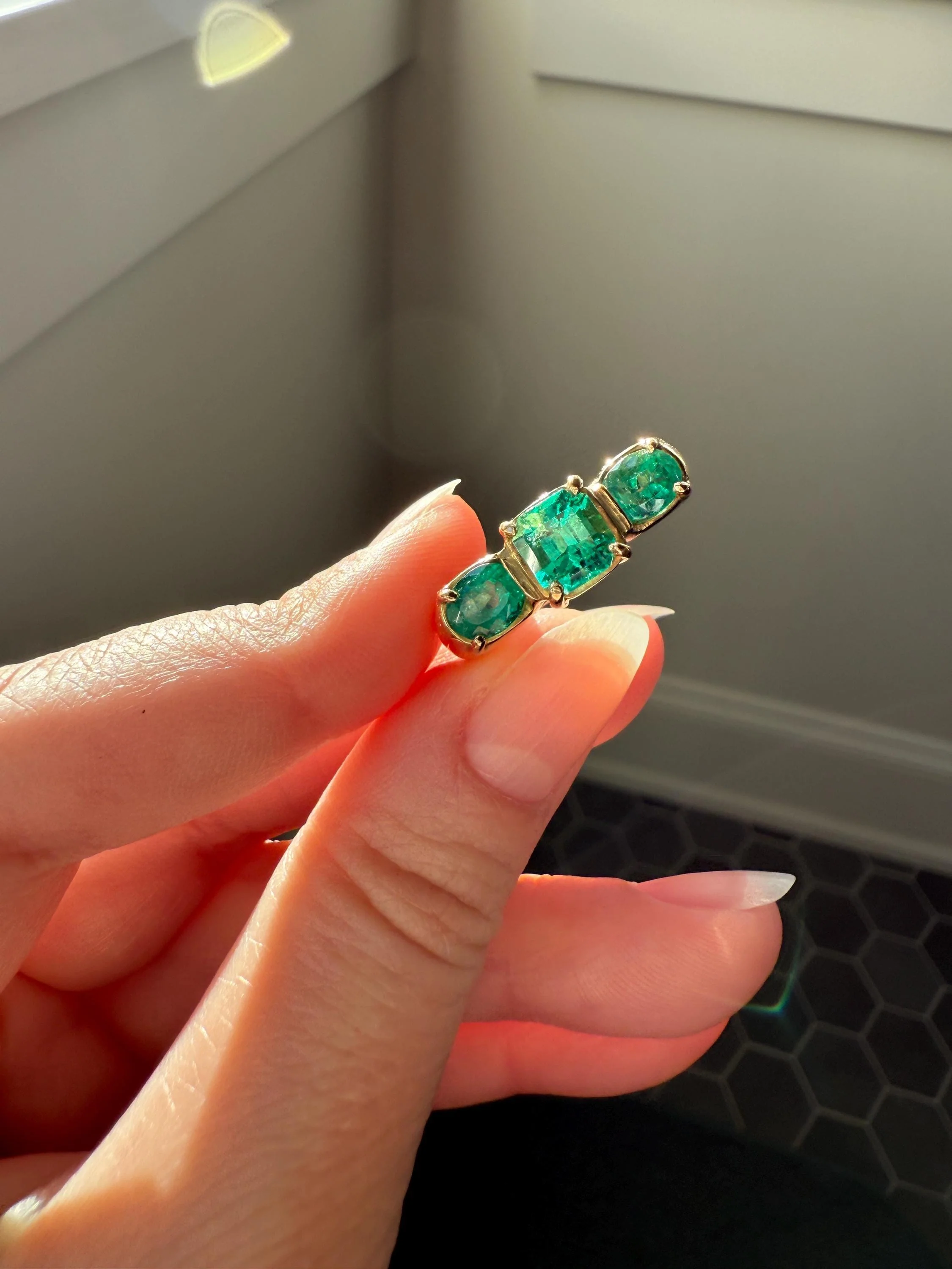HEAVY Green EMERALD Chunky Vintage Three Stone Ring French 12g 18k Gold Wide Band Natural Oval & Emerald Cut Geometric Unique Retro - Image 3