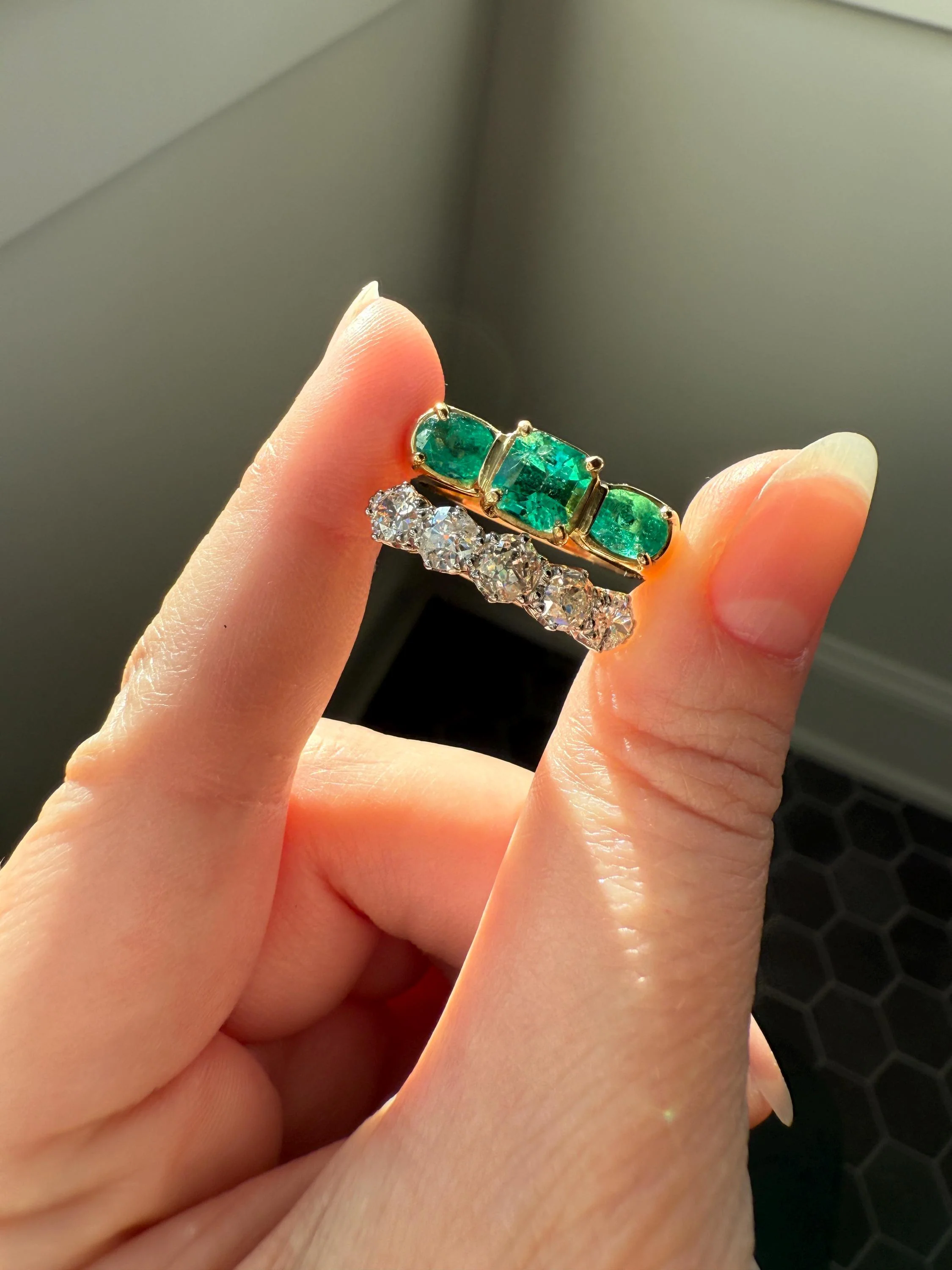 HEAVY Green EMERALD Chunky Vintage Three Stone Ring French 12g 18k Gold Wide Band Natural Oval & Emerald Cut Geometric Unique Retro - Image 6