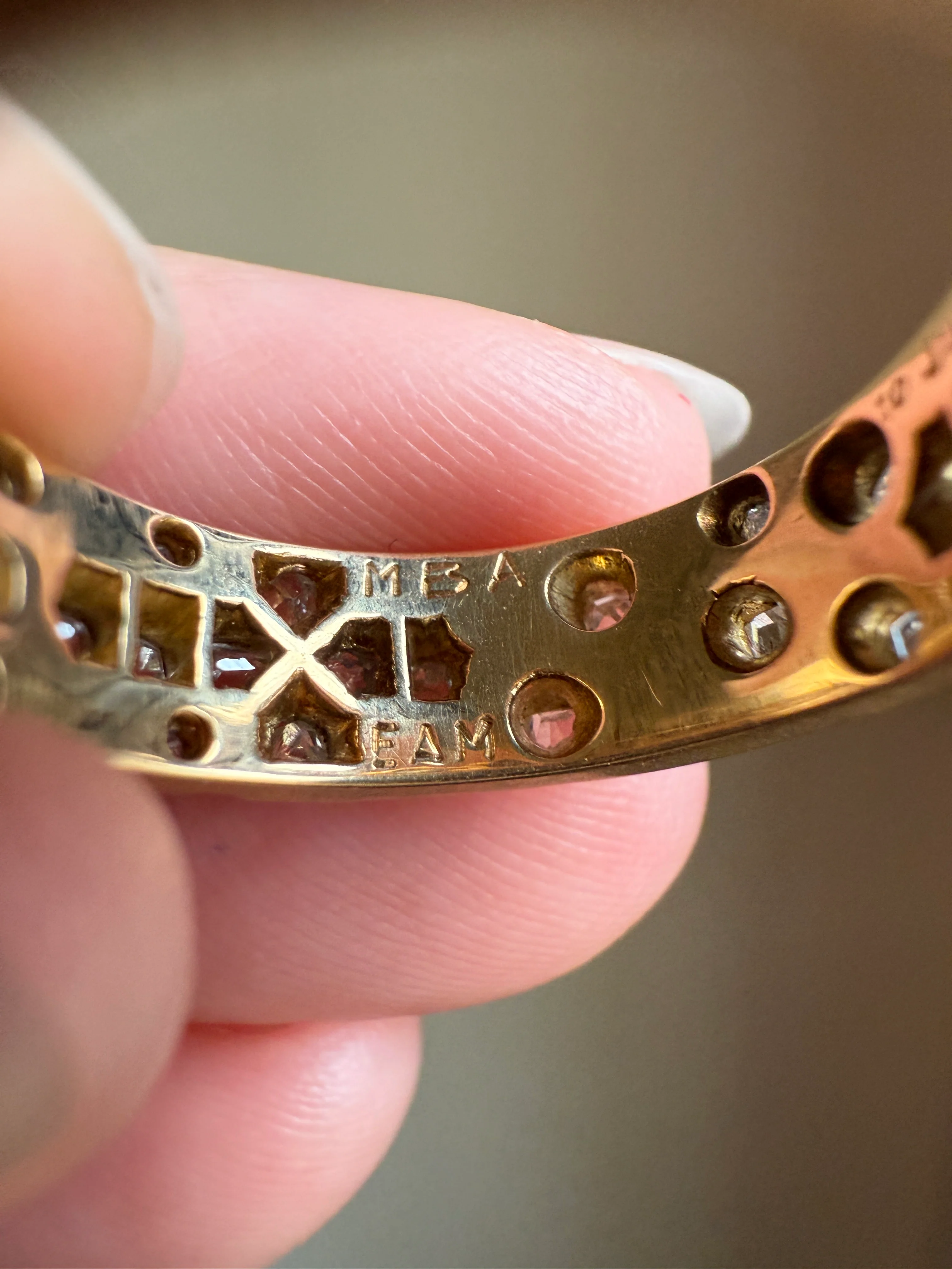 HEAVY One of a Kind Chunky Elongated 1.5ctw Old Mine Cut DIAMOND Encrusted Eternity Band French c1939 Ring 9.6g 18k Gold Anniversary? Dated - Image 16