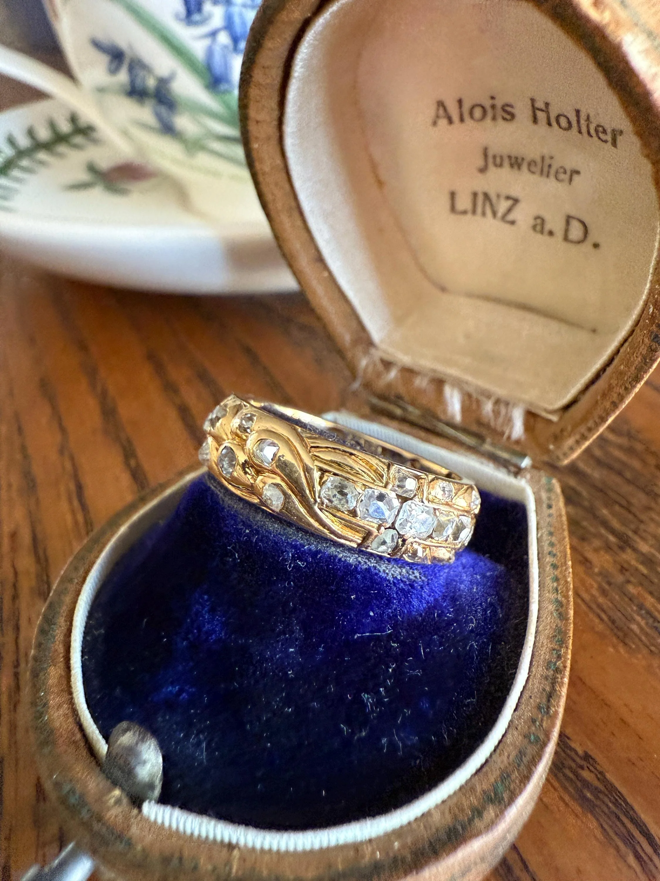 HEAVY One of a Kind Chunky Elongated 1.5ctw Old Mine Cut DIAMOND Encrusted Eternity Band French c1939 Ring 9.6g 18k Gold Anniversary? Dated - Image 3