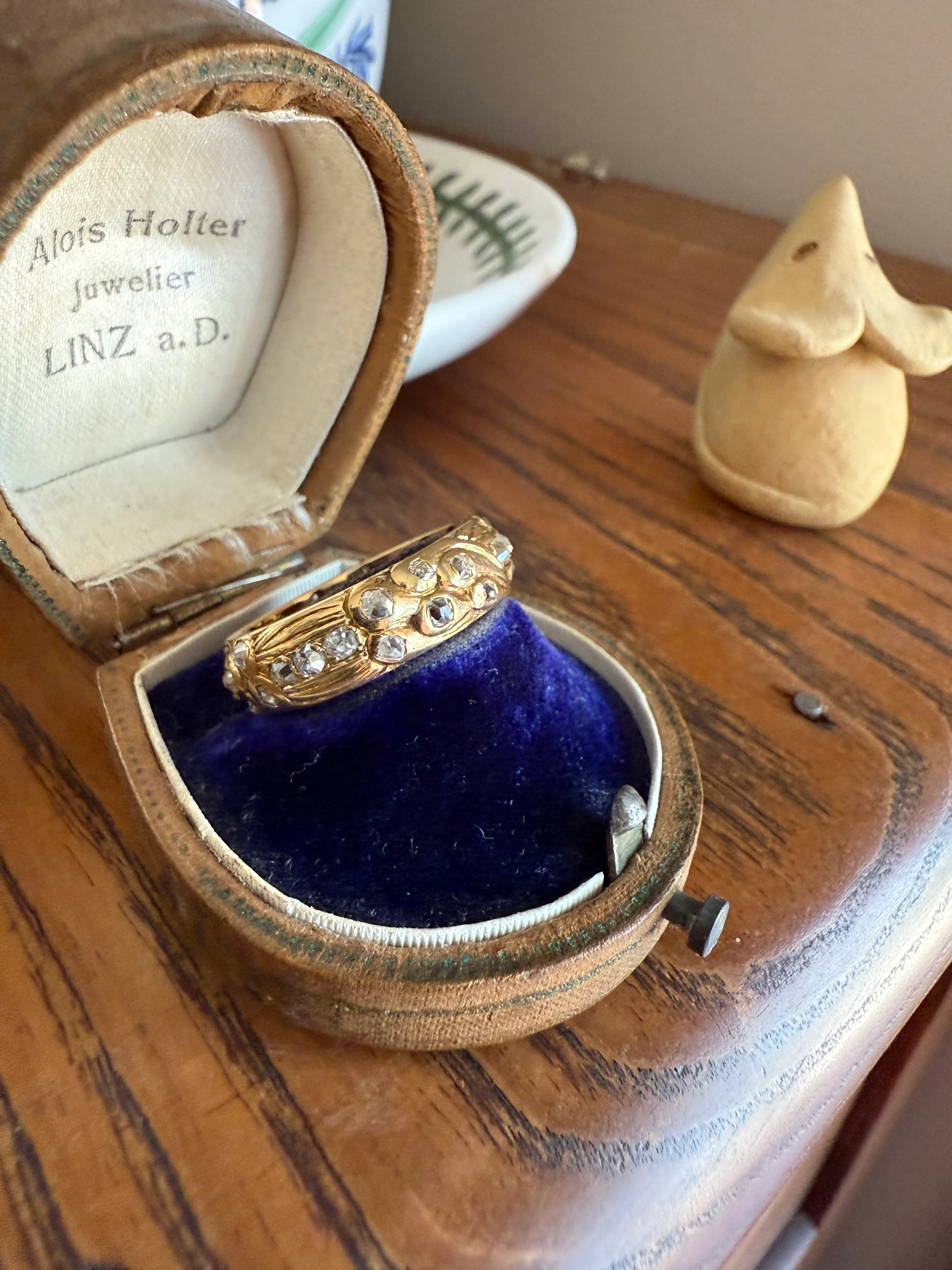 HEAVY One of a Kind Chunky Elongated 1.5ctw Old Mine Cut DIAMOND Encrusted Eternity Band French c1939 Ring 9.6g 18k Gold Anniversary? Dated - Image 32
