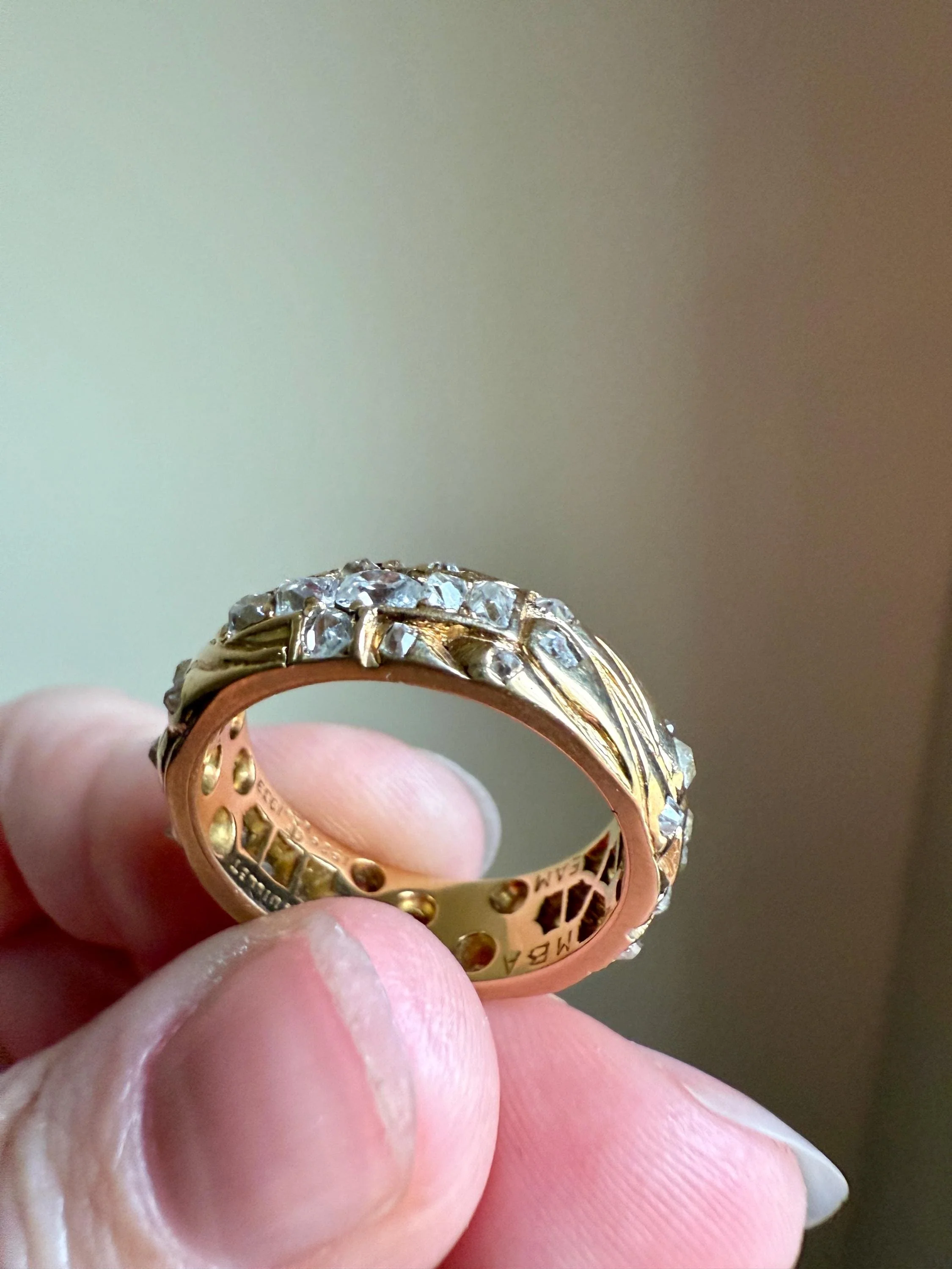 HEAVY One of a Kind Chunky Elongated 1.5ctw Old Mine Cut DIAMOND Encrusted Eternity Band French c1939 Ring 9.6g 18k Gold Anniversary? Dated - Image 4