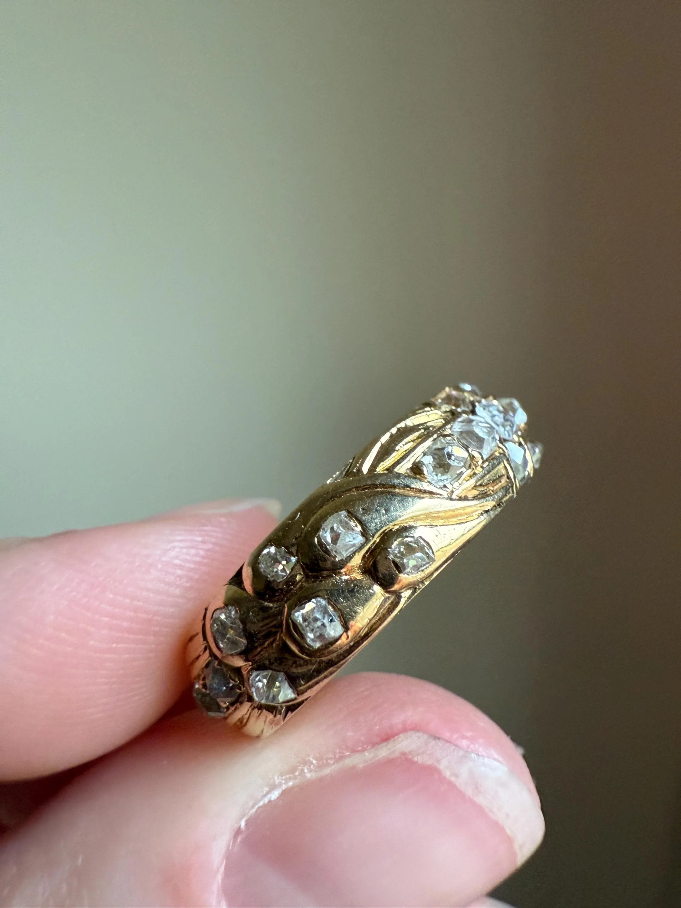 HEAVY One of a Kind Chunky Elongated 1.5ctw Old Mine Cut DIAMOND Encrusted Eternity Band French c1939 Ring 9.6g 18k Gold Anniversary? Dated - Image 7