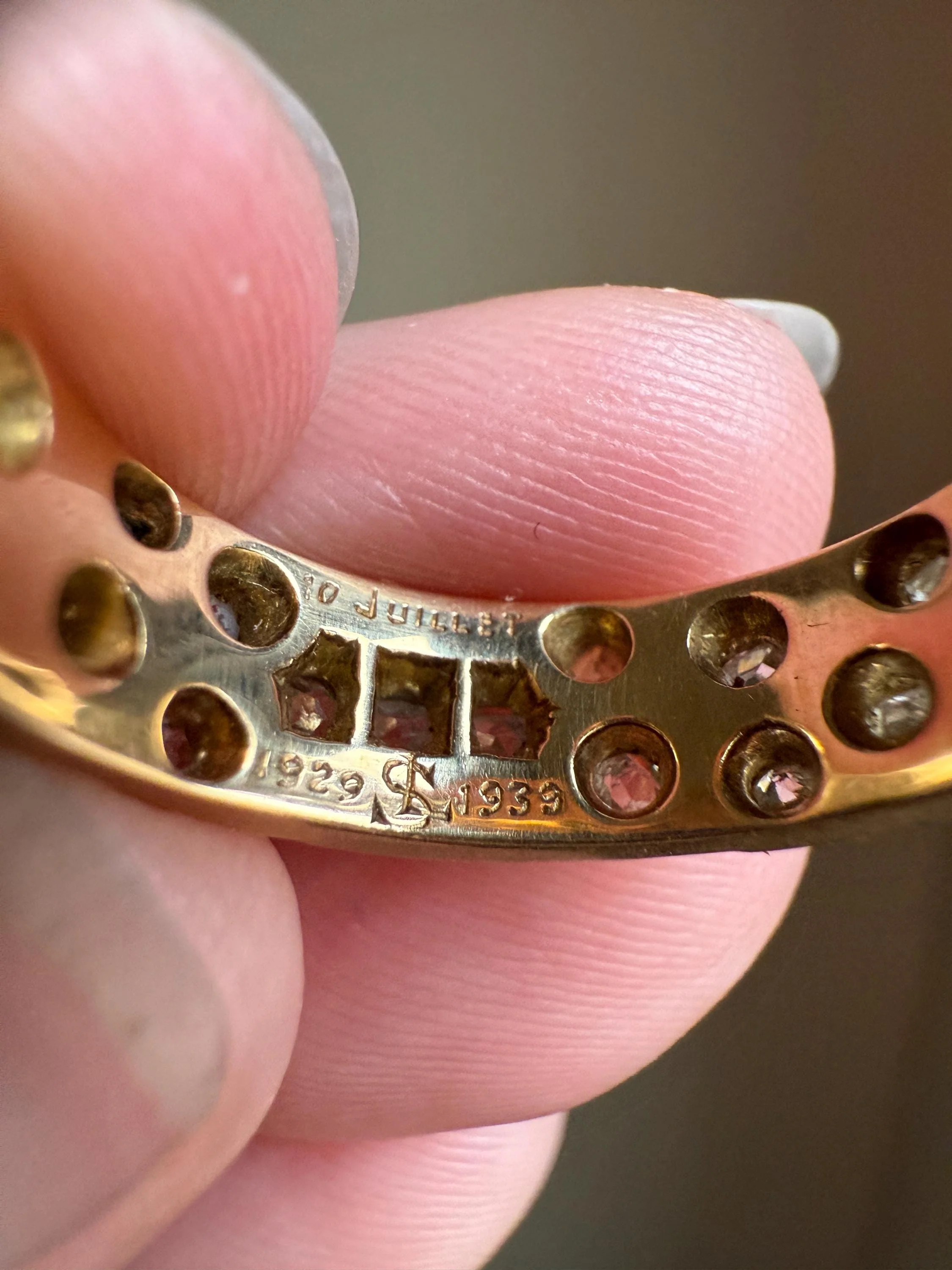 HEAVY One of a Kind Chunky Elongated 1.5ctw Old Mine Cut DIAMOND Encrusted Eternity Band French c1939 Ring 9.6g 18k Gold Anniversary? Dated - Image 9