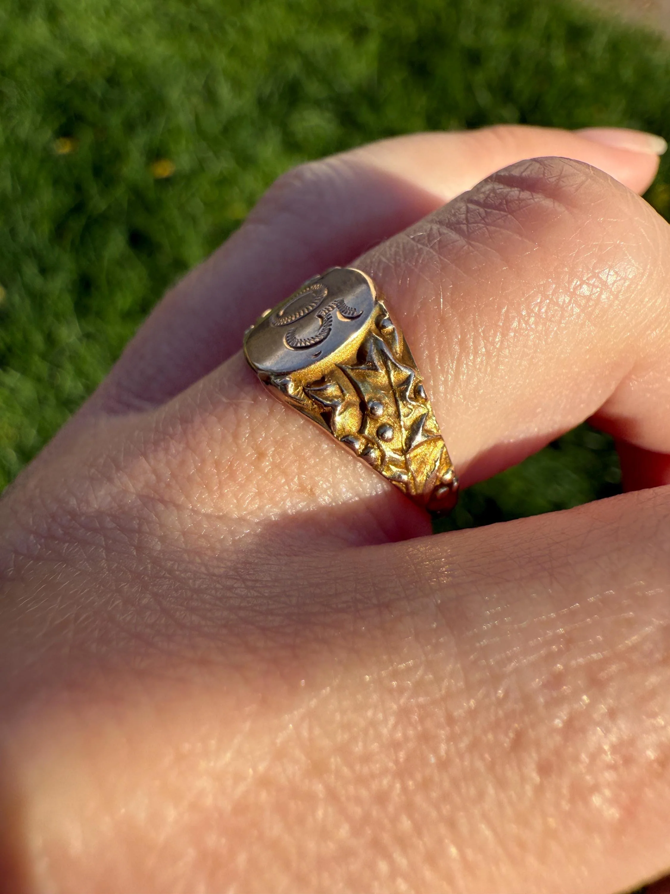 HOLLY Year Date Ring Signet c1905 Provenance Romantic Holiday Christmas Gift Figural Leaf Band 10k Rose Yellow Gold Leaves Berries Stacker - Image 3