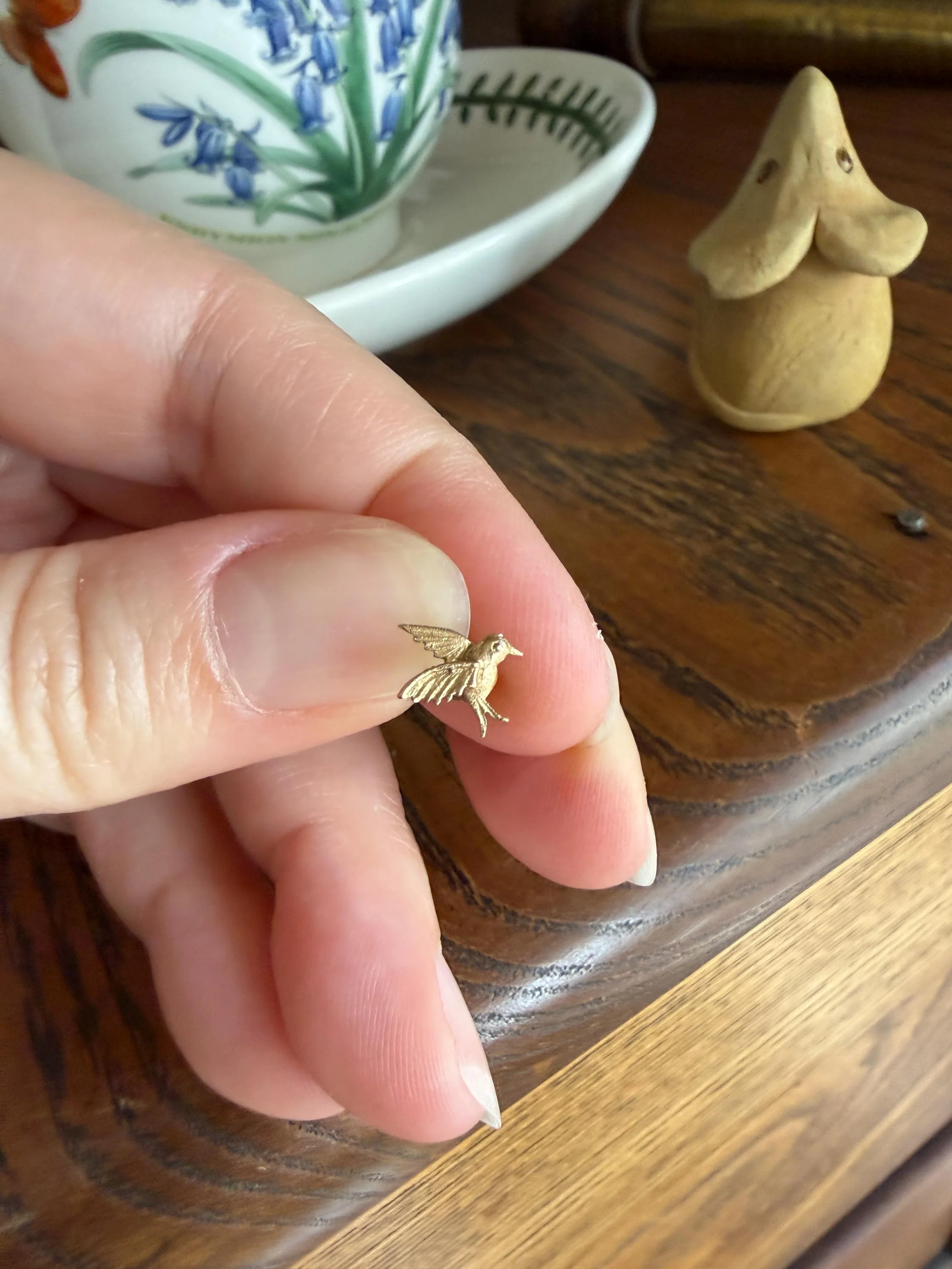 HUMMINGBIRD 9k Gold Single Figural Earring Bird Stud Minimalist Animal Accent - Image 5