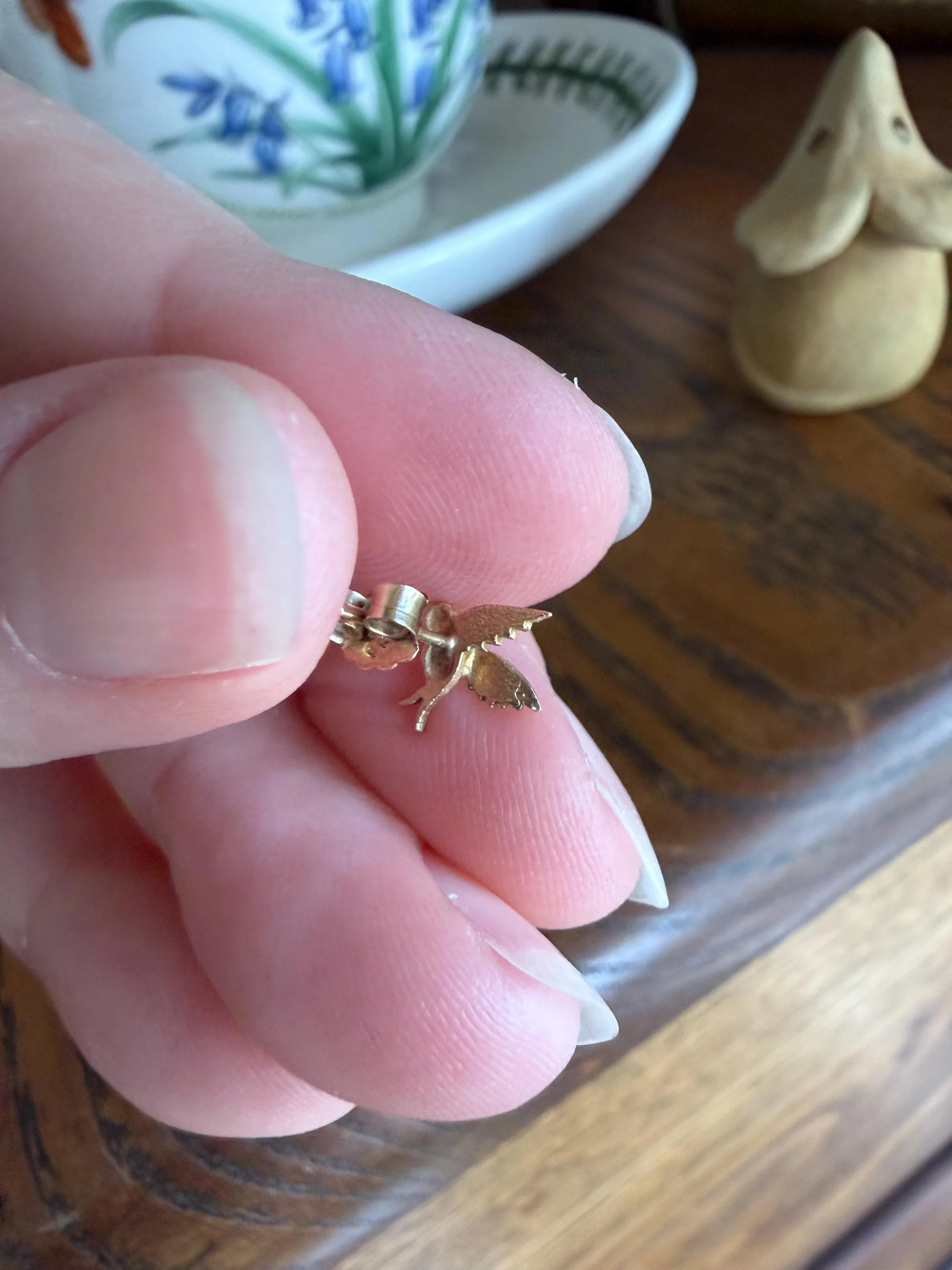 HUMMINGBIRD 9k Gold Single Figural Earring Bird Stud Minimalist Animal Accent - Image 7
