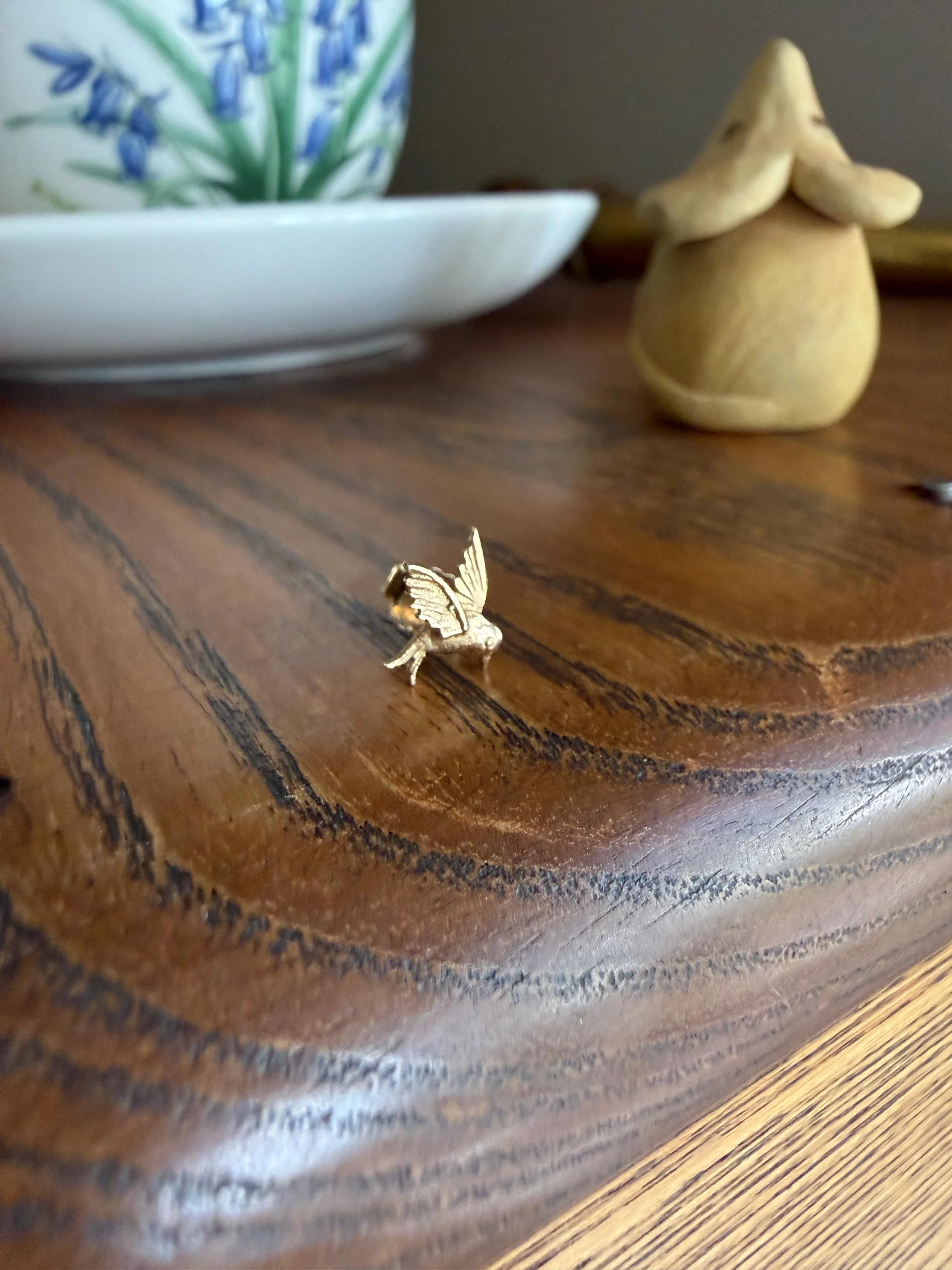 HUMMINGBIRD 9k Gold Single Figural Earring Bird Stud Minimalist Animal Accent - Image 8