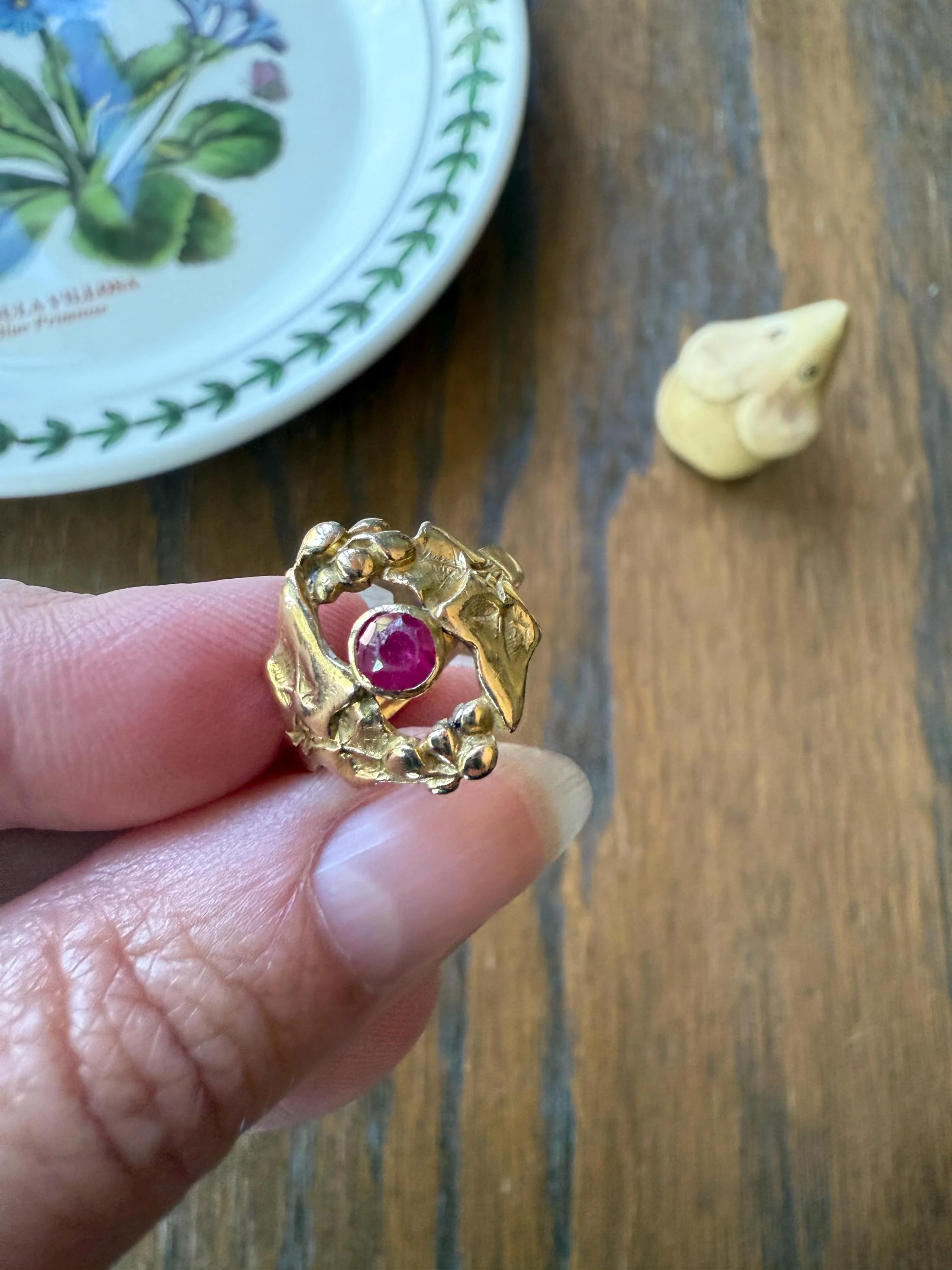 IVY Leaf and Berry Ruby French Antique 18k Gold Figural Belle Epoque Art Nouveau Ring - Image 3