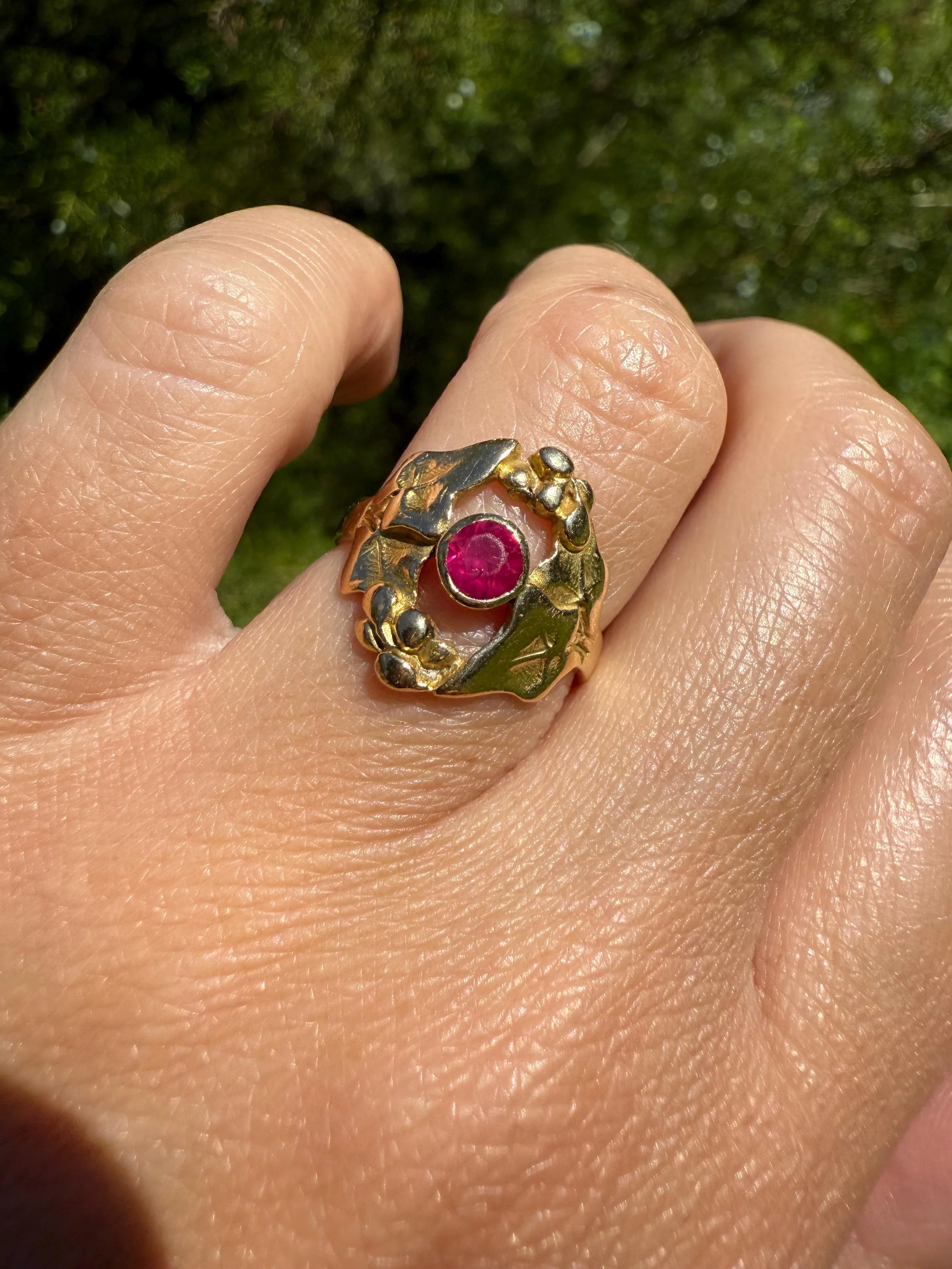 IVY Leaf and Berry Ruby French Antique 18k Gold Figural Belle Epoque Art Nouveau Ring - Image 5